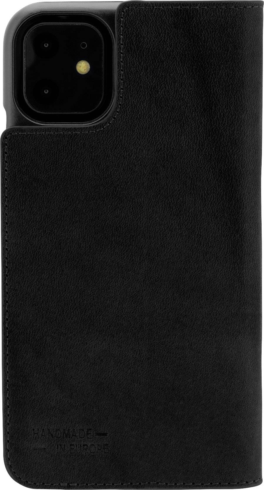 Schwarze Handyhülle aus Leder mit geprägtem 'Handmade in Europe'-Text. Hülle umschließt die Rückseite eines Smartphones.
