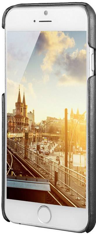 Smartphone mit abgebildeter Stadtansicht, Schienen und historischem Gebäude im Sonnenuntergang.