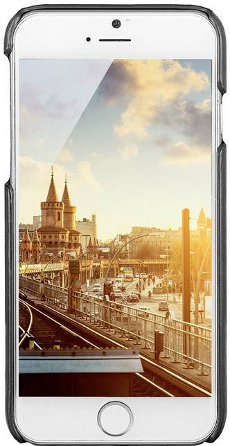 Ein Smartphone zeigt ein Foto mit Blick auf eine Stadtansicht bei Sonnenuntergang, im Vordergrund sind Bahngleise und Verkehr zu sehen.