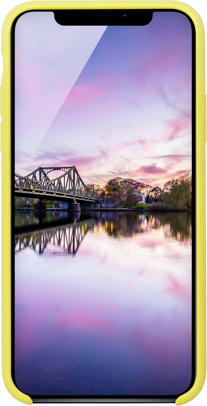 iPhone mit gelber Hülle zeigt ein Bild eines Flusses bei Sonnenuntergang, mit einer Brücke und Bäumen im Hintergrund, reflektiert im Wasser.