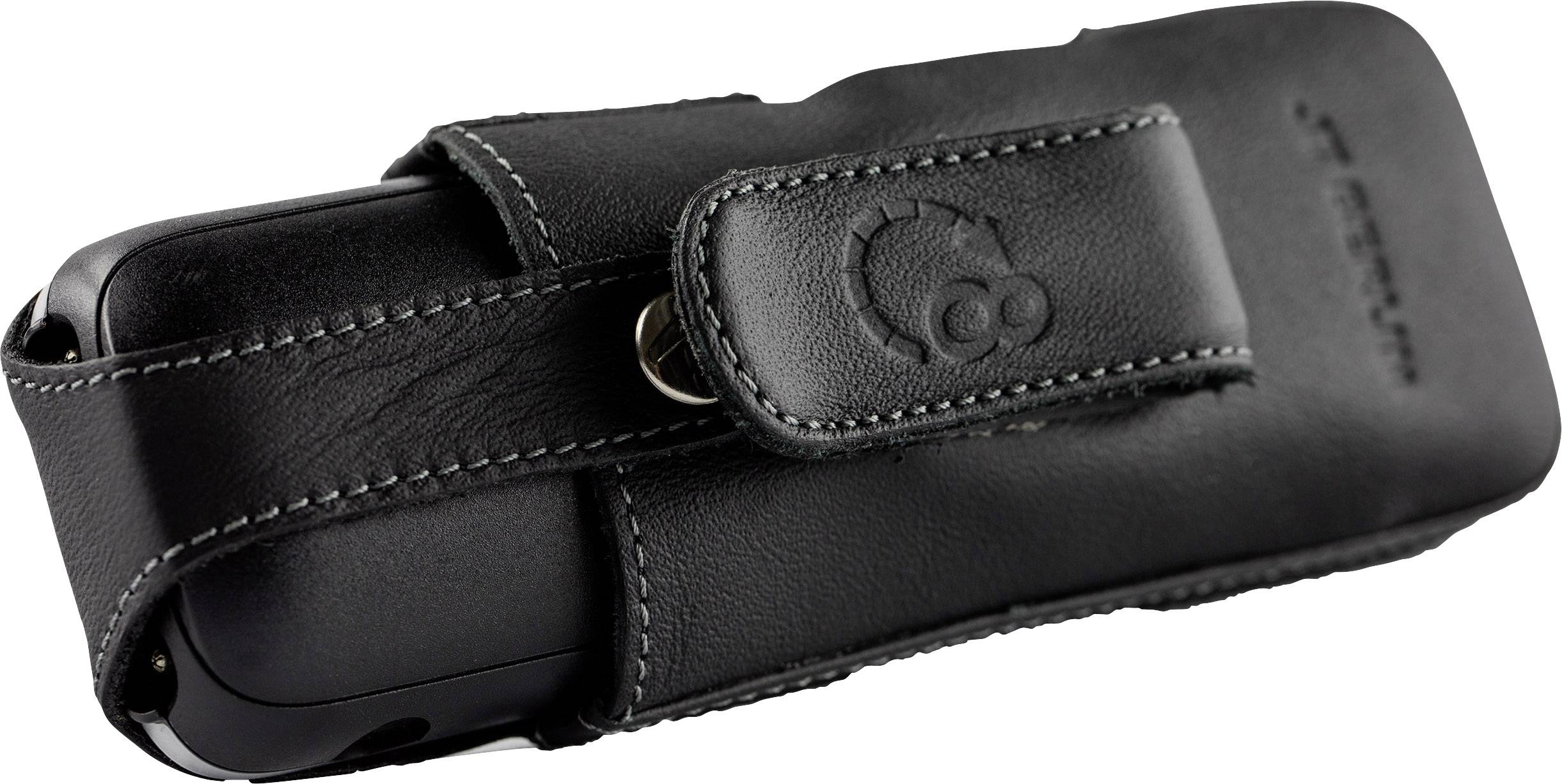 Ein schwarzes Mobiltelefon in einer schwarzen Lederhülle mit einem Druckknopf-Verschluss.