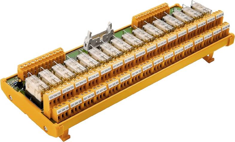 Ein gelbes elektrisches Relaismodul mit mehreren Relais in zwei Reihen, verwendet in der industriellen Steuerung zur Schaltung von Stromkreisen.
