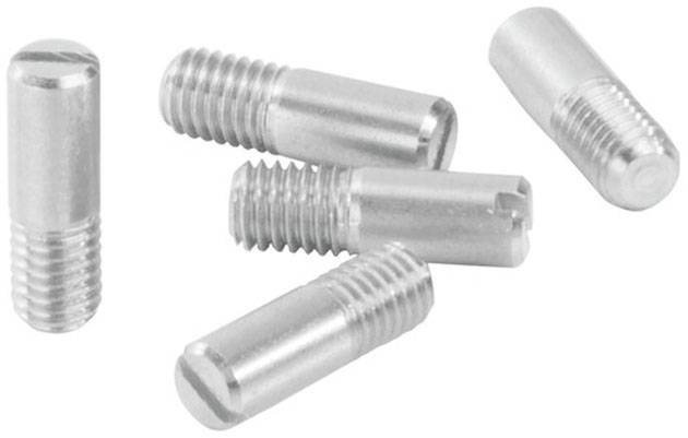 Fünf silberne Schraubstifte mit Gewinde liegen lose auf einer Oberfläche. Sie sind zylinderförmig und aus Metall gefertigt.