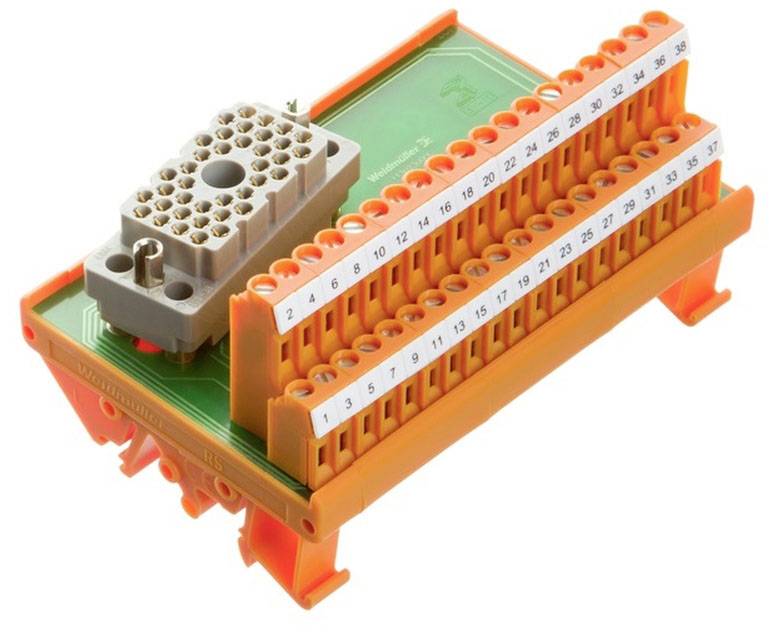 Orangefarbene Klemmenleiste mit nummerierten Anschlüssen, montiert auf einer grünen Leiterplatte.