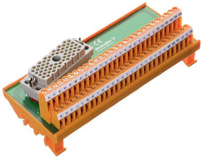 Ein orangefarbener Steckverbinderblock mit mehreren numerierten Klemmen und Anschlüssen auf einer grünen Platine, zur elektrischen Verkabelung.