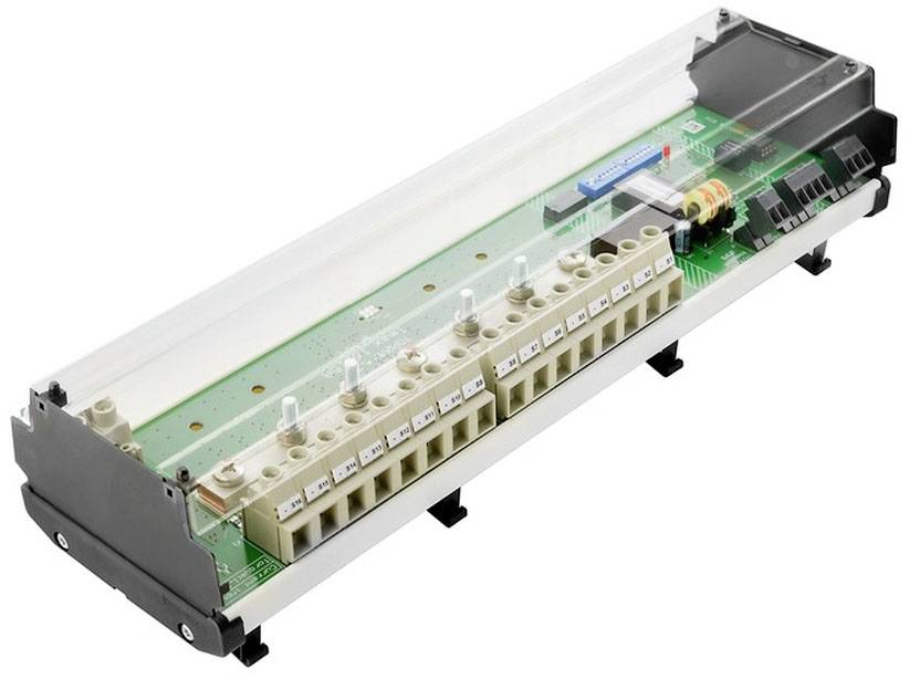 Elektronisches Schaltteil mit verschiedenen Anschlüssen und Komponenten auf einer grünen Leiterplatte, seitliche Ansicht.