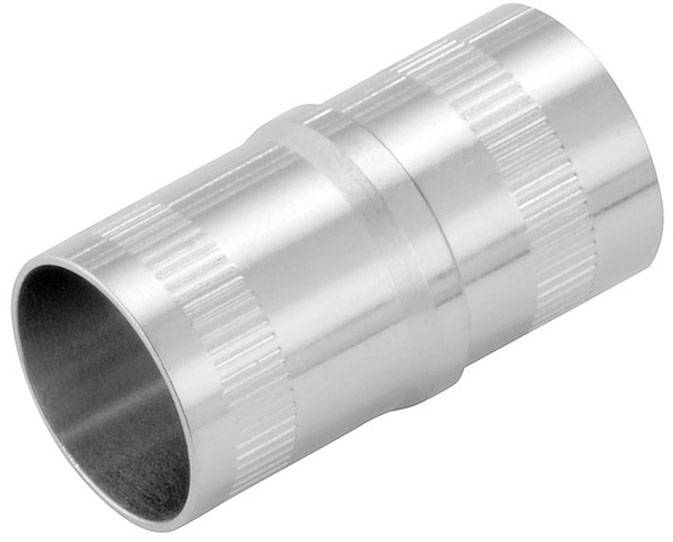 Ein silbernes Metallrohr mit gerändelten Mustern auf der Oberfläche, das wahrscheinlich als Verbindungsstück oder Adapter dient.