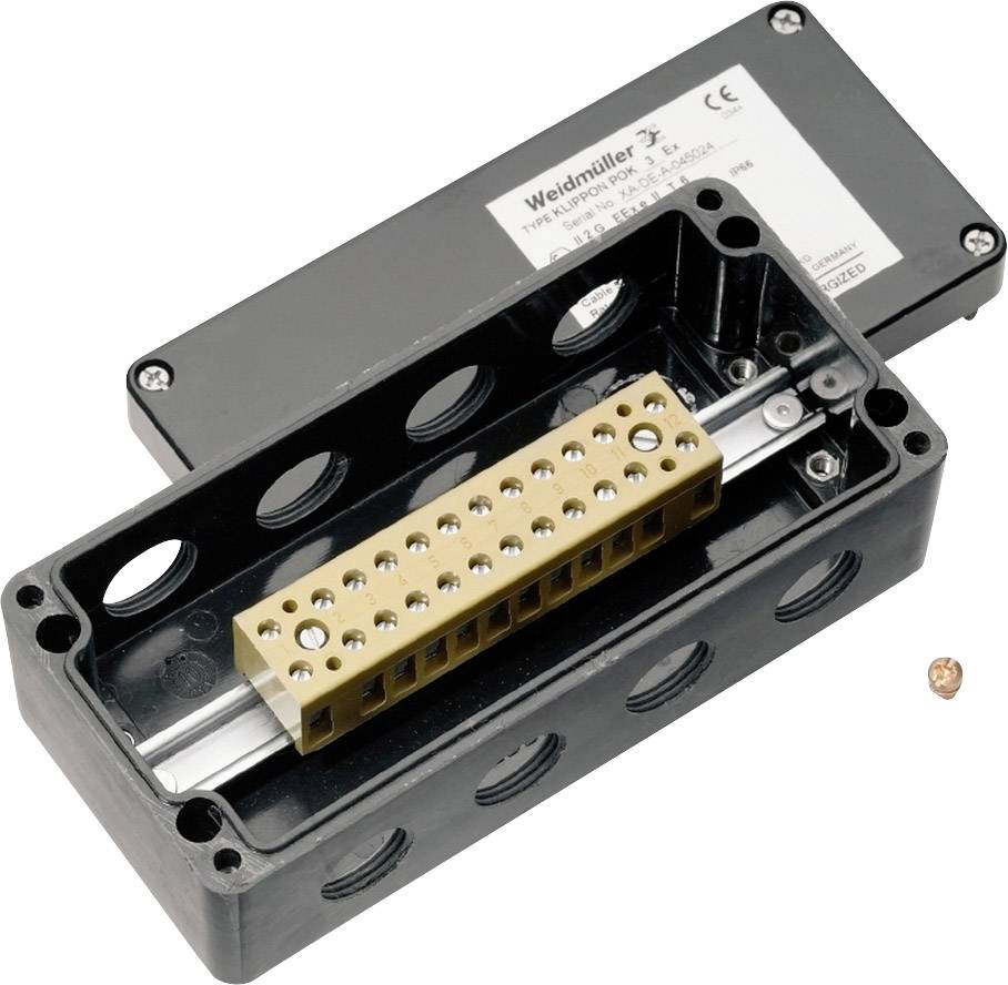 Ein schwarzes Gehäuse mit einer beige Klemmenleiste und mehreren Kabeldurchführungen. Auf dem Gehäusedeckel: Aufkleber mit technischen Angaben.