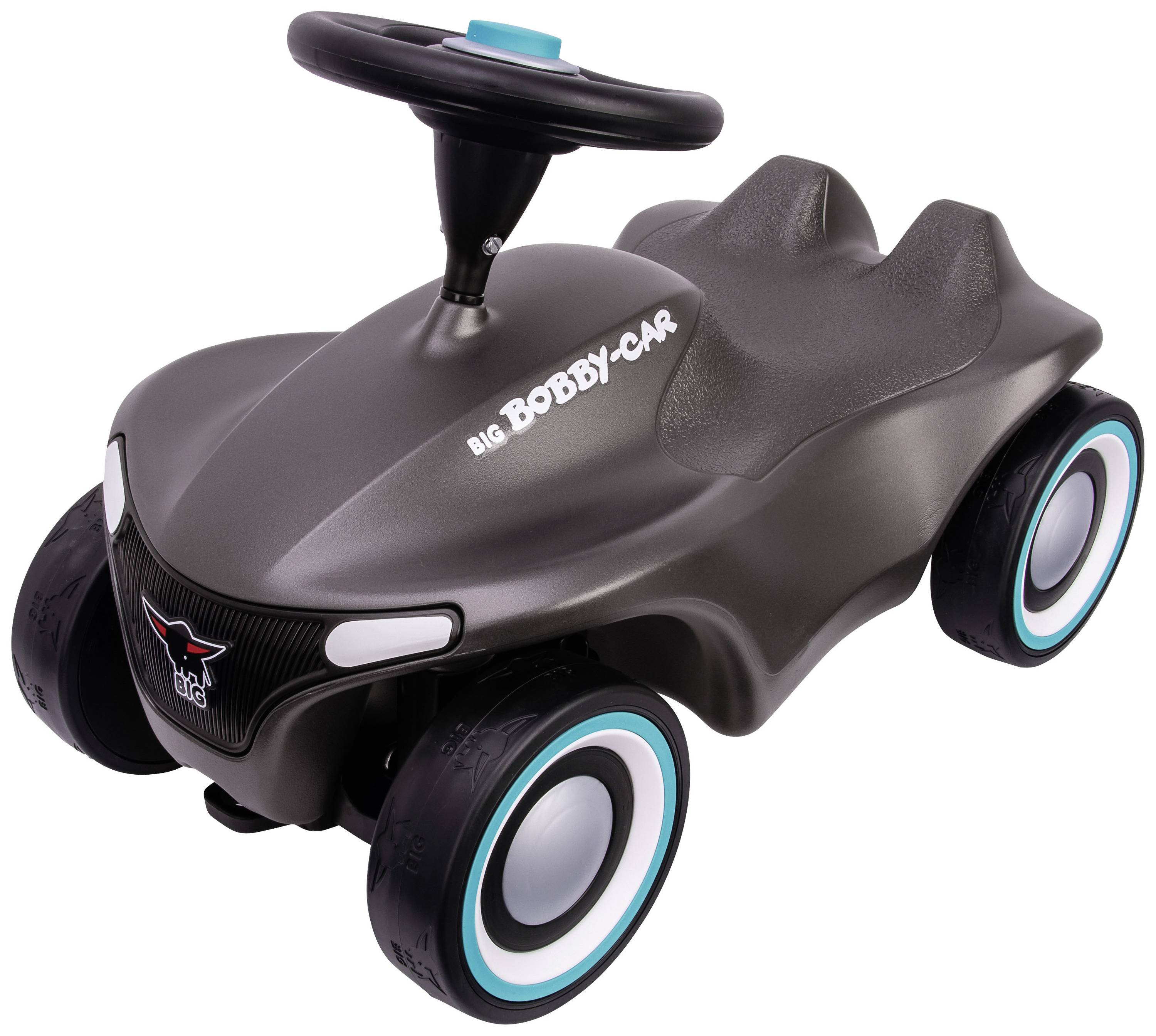 Ein graues Kinderfahrzeug mit der Aufschrift 'Bobby-Car', hat vier Räder und ein Lenkrad. Designed für Kleinkinder.