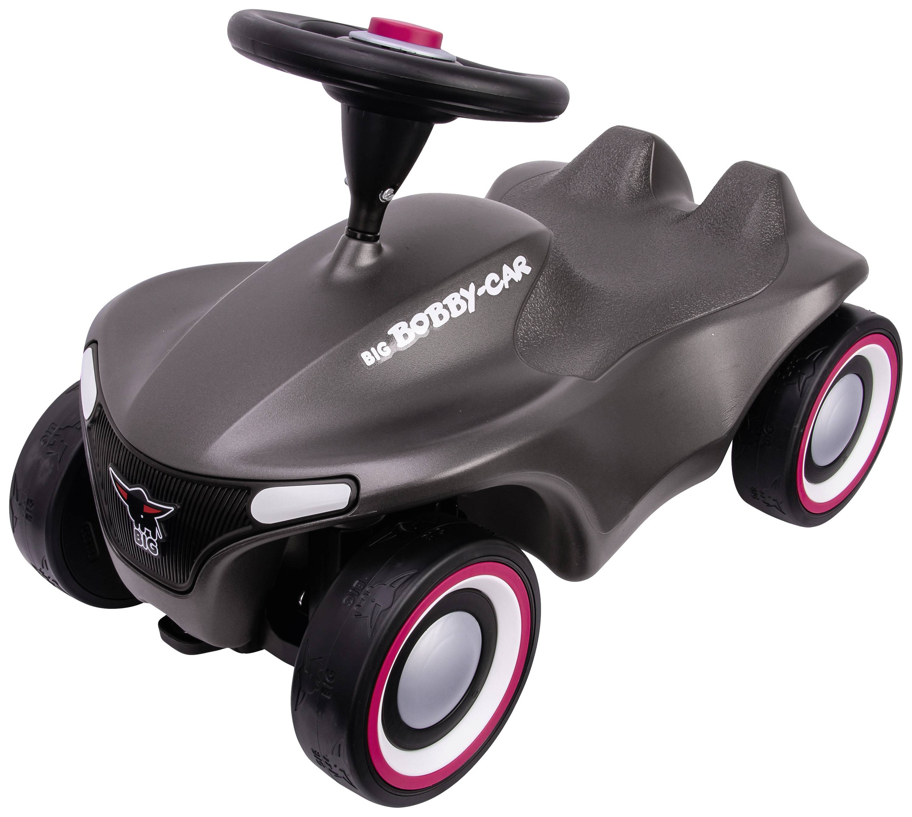 Graues Spielzeugauto mit pinken Akzenten und der Aufschrift 'Big Bobby-Car' auf der Vorderseite. Es hat vier Räder und ein Lenkrad.