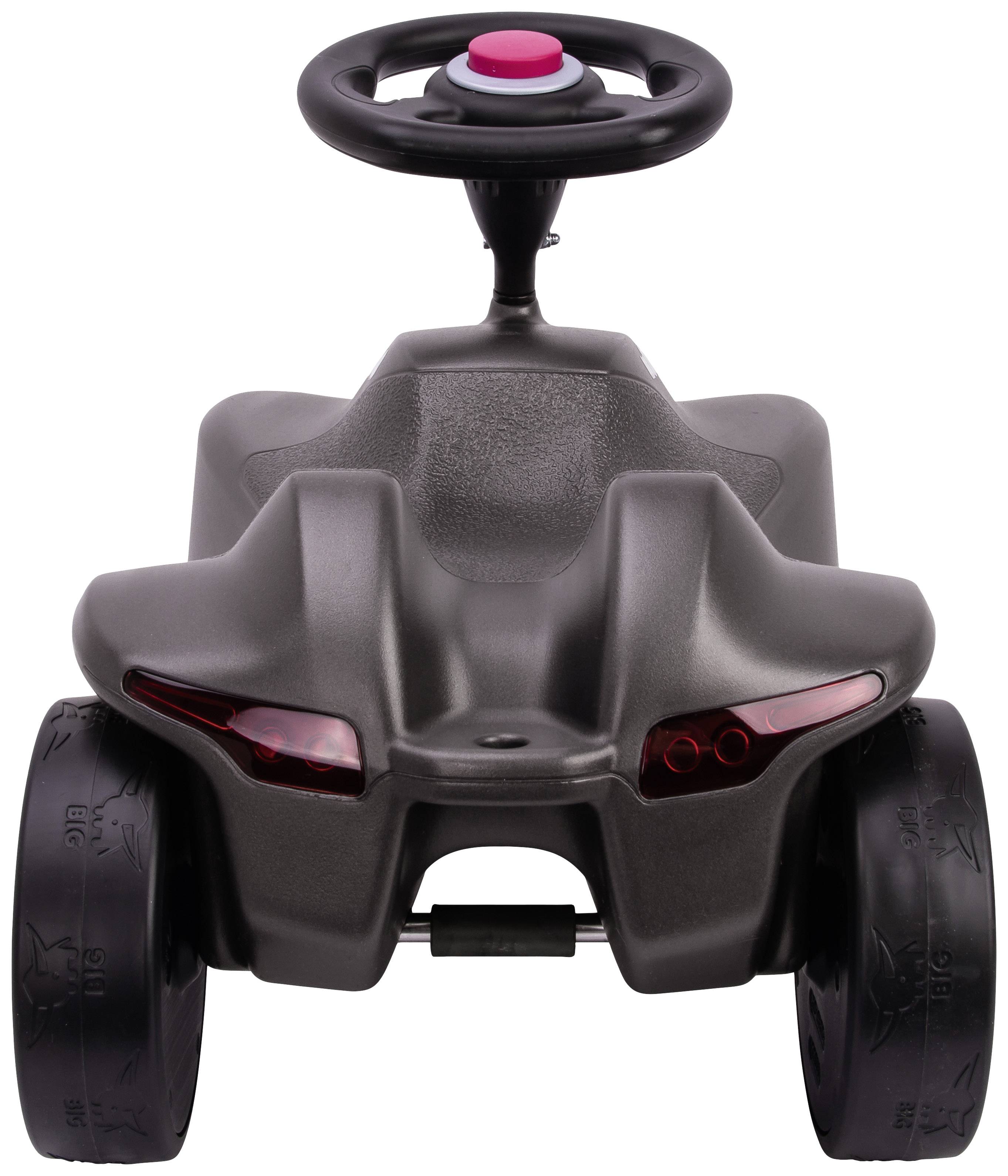 Ein schwarzes Kinderfahrzeug mit großen Rädern und Lenkrad, Ansicht von hinten. Geeignet für Kleinkinder.