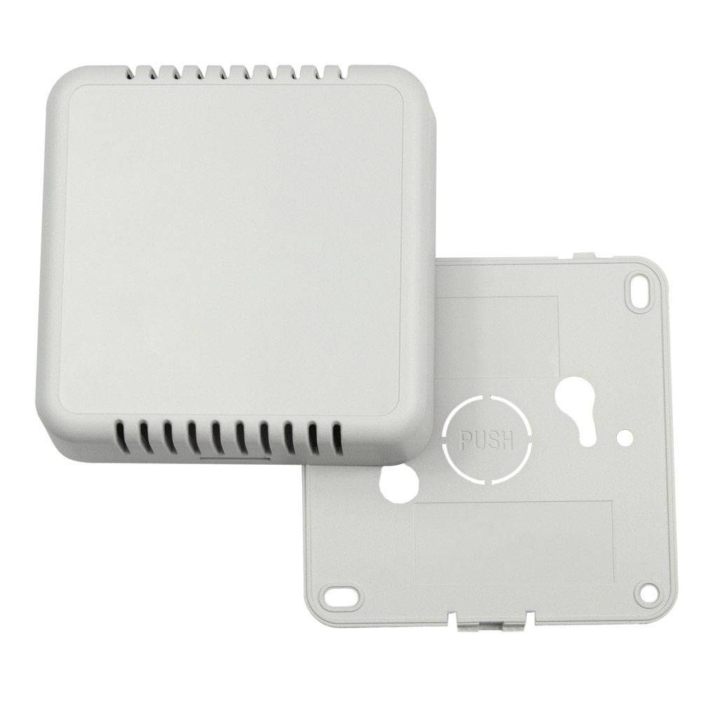 Ein rechteckiger, weißer Kunststoffdeckel neben seiner Abdeckung mit Lüftungsschlitzen, möglicherweise für ein elektronisches Gerät.