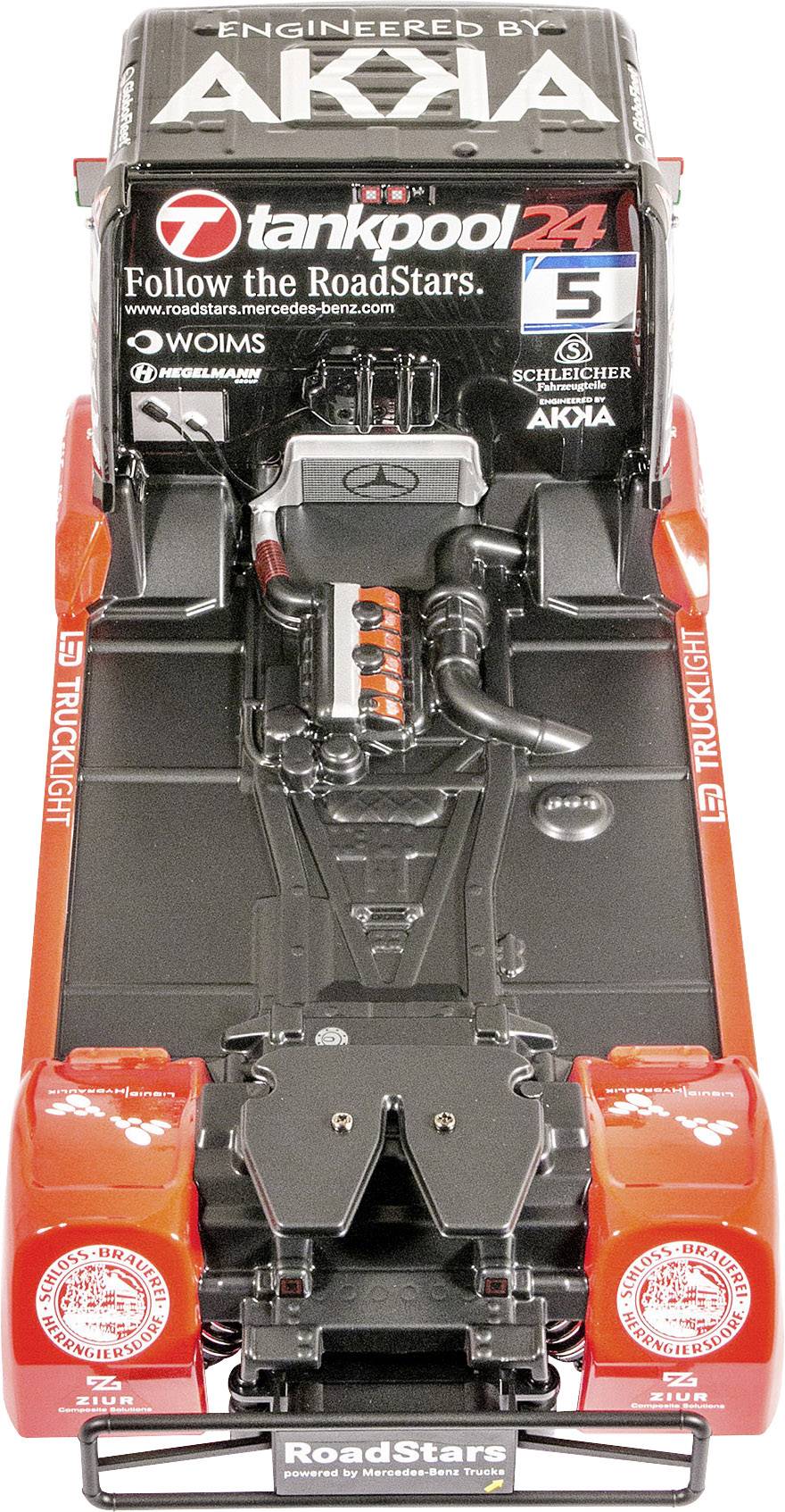 Ein hellrotes und schwarzes Modell eines Renn-LKWs mit der Aufschrift 'tankpool24' und 'Mercedes-Benz'. Der LKW ist detailliert gestaltet.