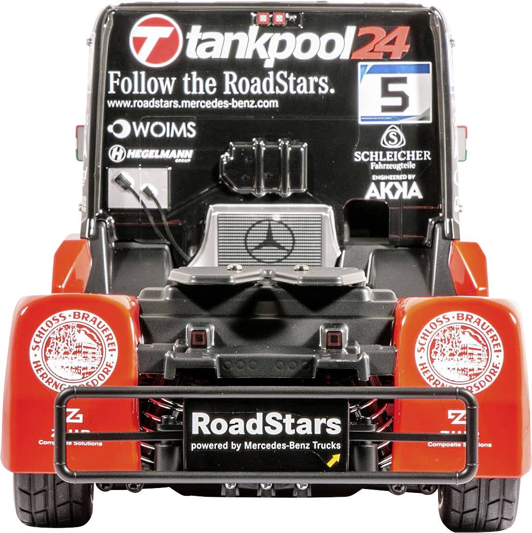 Ein roter Lastwagen mit der Aufschrift 'tankpool24'. Werbung mehrerer Marken ist sichtbar. Frontansicht, mit Rennnummer 5.