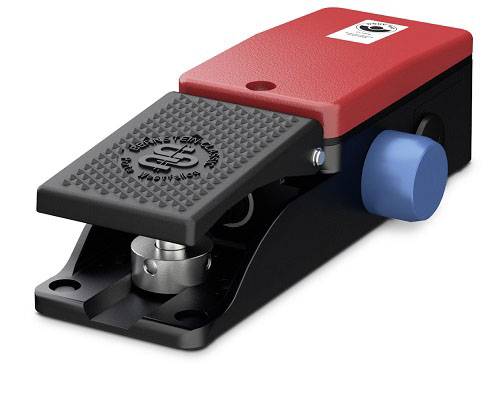 Fußpedal mit rotem Gehäuse und schwarzer, rutschfester Oberfläche. Es hat einen blauen seitlichen Knopf und Metallkomponenten.