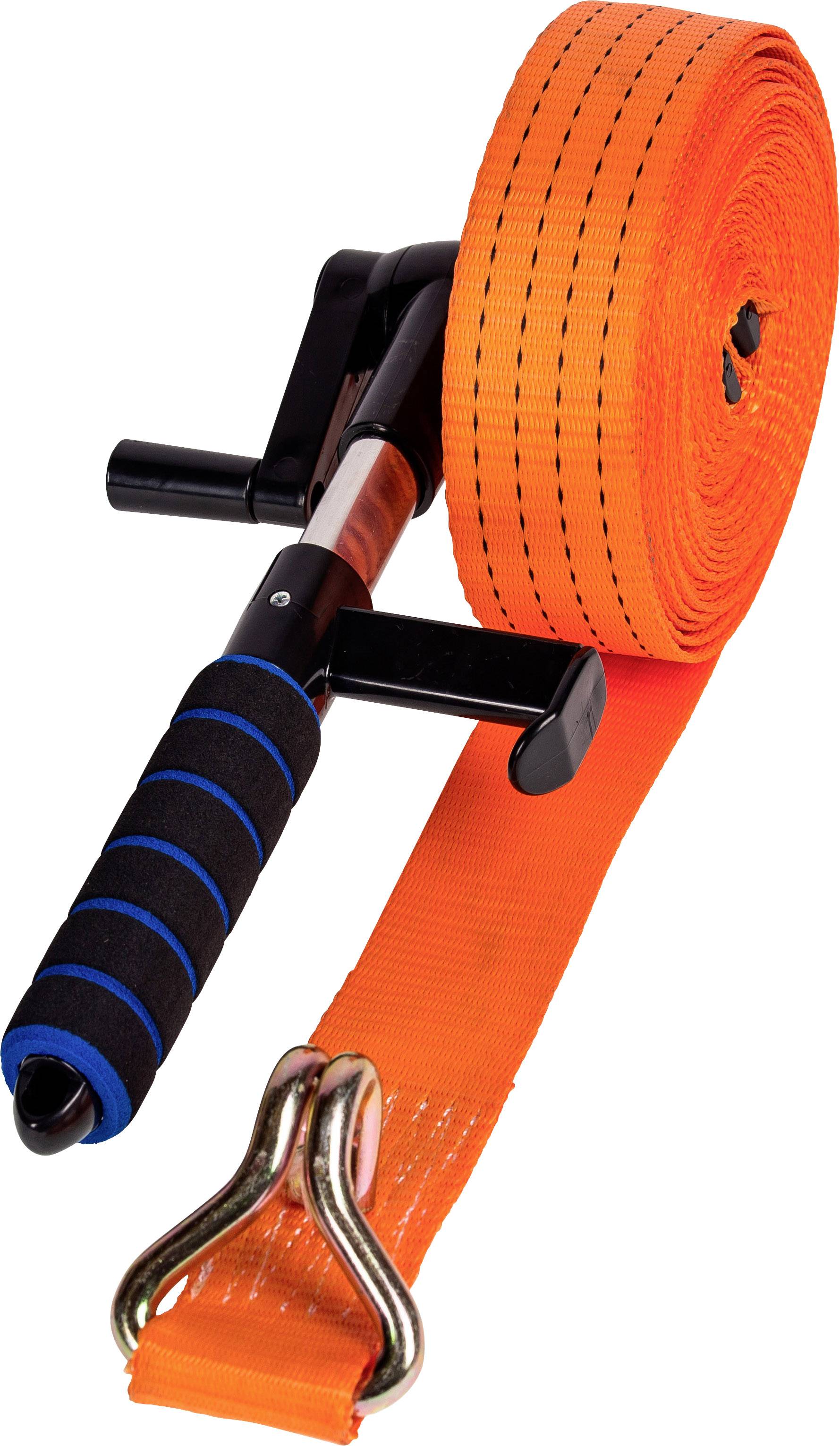 Ein orangefarbenes Zurrgurtband, aufgewickelt mit einer schwarzen Kurbel und blau-schwarzem Griff, liegt auf einer weißen Fläche.