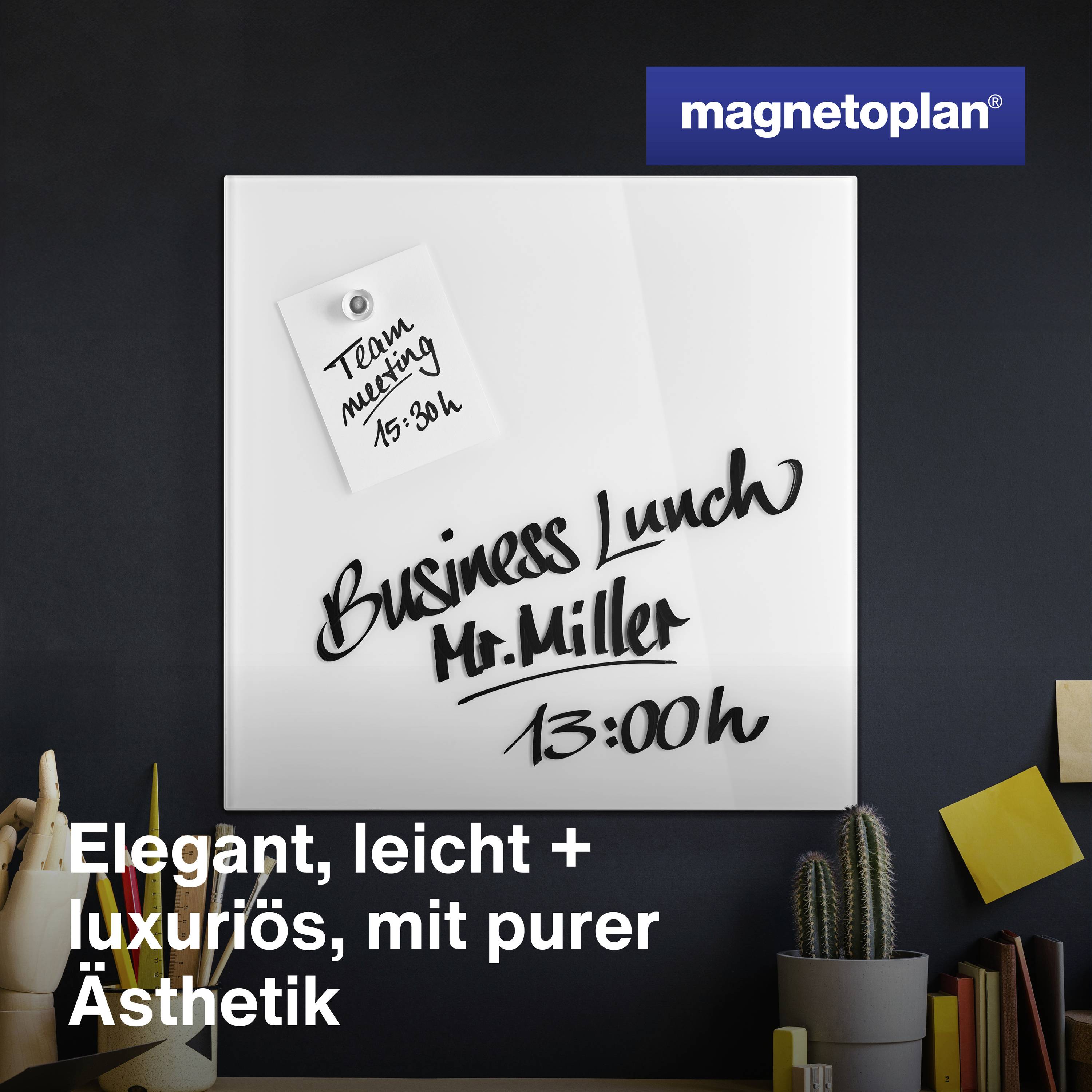 Schwarzes Whiteboard mit Notizen: 'Team meeting 15:30h', 'Business Lunch Mr. Miller 13:00h'. Text unten: 'Elegant, leicht + luxuriös, mit purer Ästhetik'.