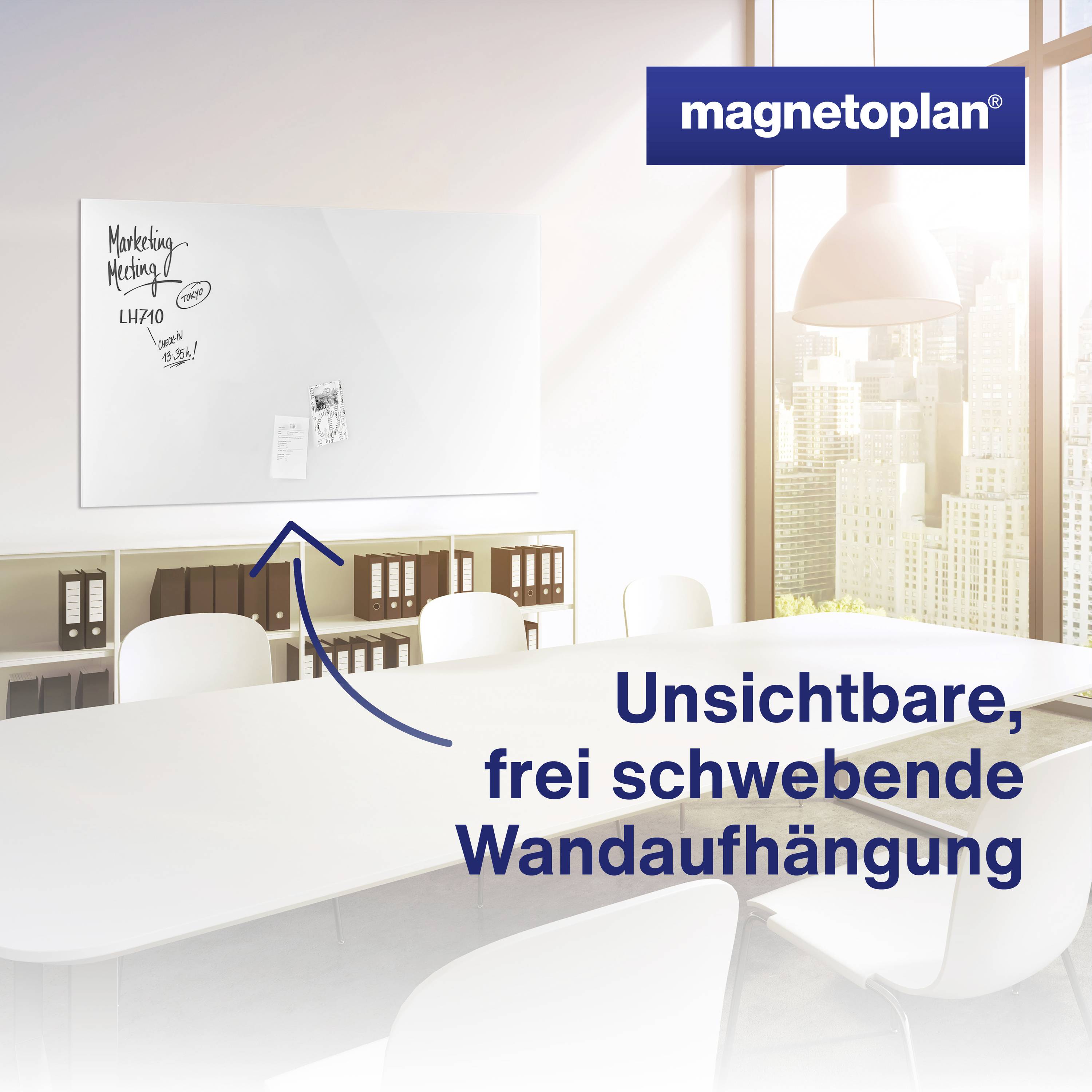 Ein Besprechungsraum mit großem Whiteboard an der Wand. Auf dem Whiteboard stehen Notizen zu 'Marketing Meeting'. Text: 'Unsichtbare, frei schwebende Wandaufhängung'.