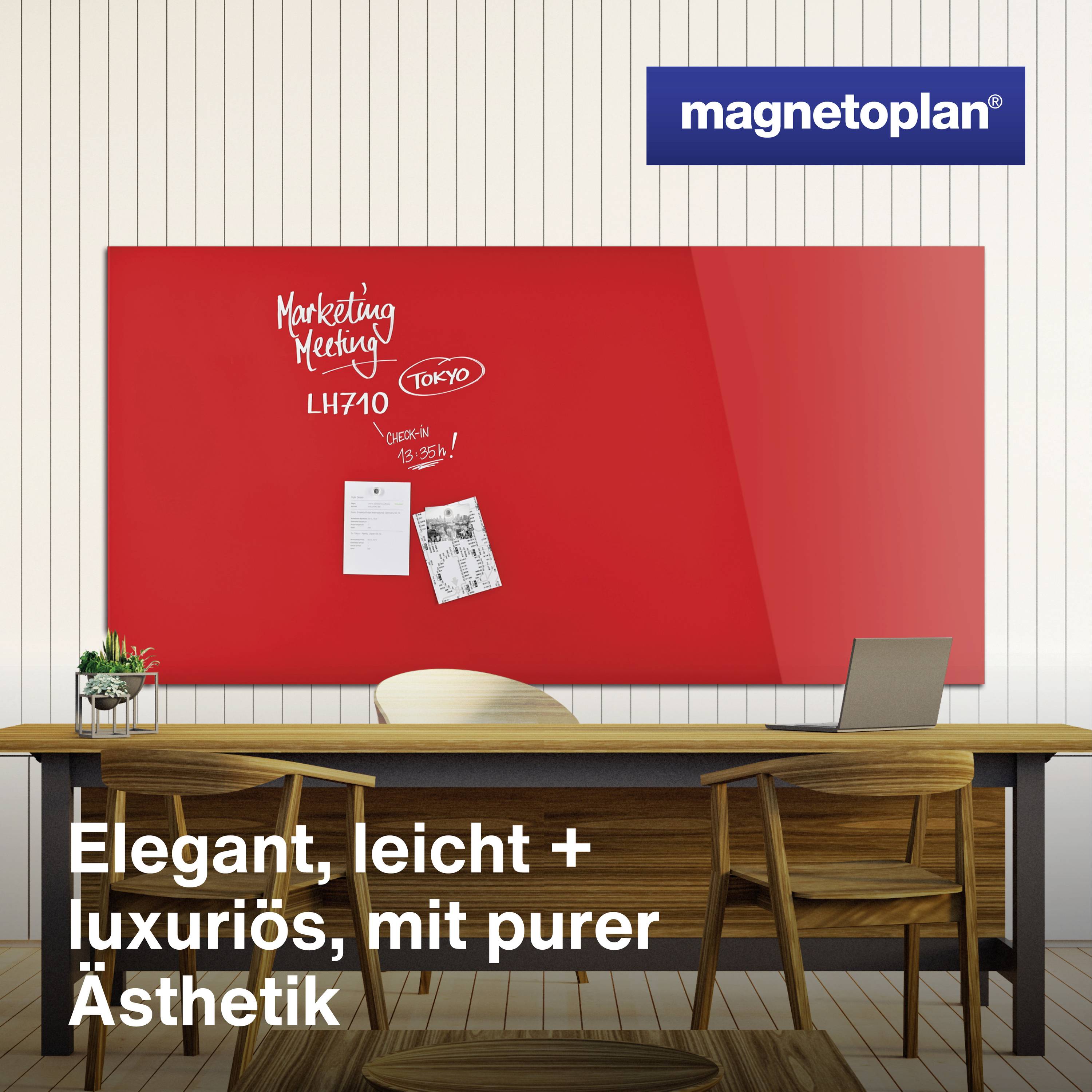 Ein Besprechungsraum mit einem roten Whiteboard an der Wand, darauf steht 'Marketing Meeting', daneben ein Tisch mit zwei Stühlen.