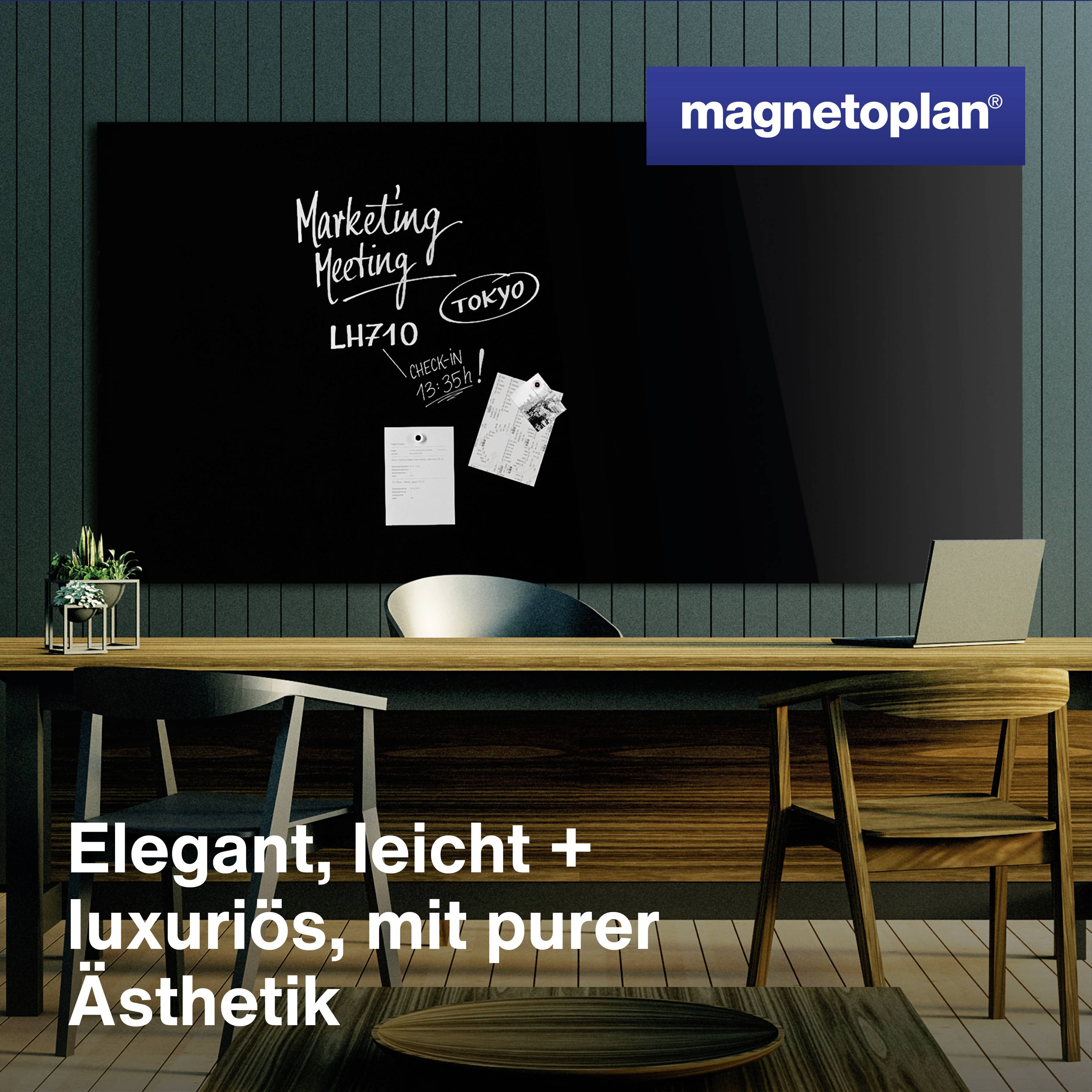 Ein moderner Konferenzraum mit einem großen Tisch, Stühlen und einer Tafel mit der Aufschrift 'Marketing Meeting'.
