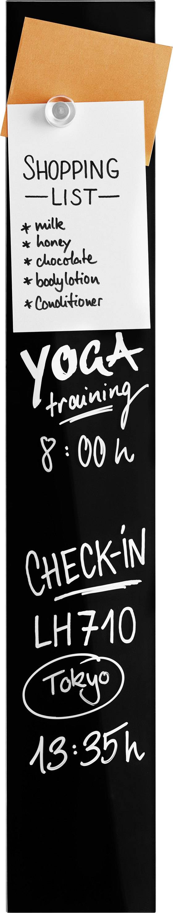 Eine schwarze Magnettafel mit einer Einkaufsliste ('Milch, Honig, Schokolade, Bodylotion, Conditioner'), einem 'Yoga Training' um 8:00 Uhr und einem Flug 'LH710 nach Tokio' um 13:35 Uhr.