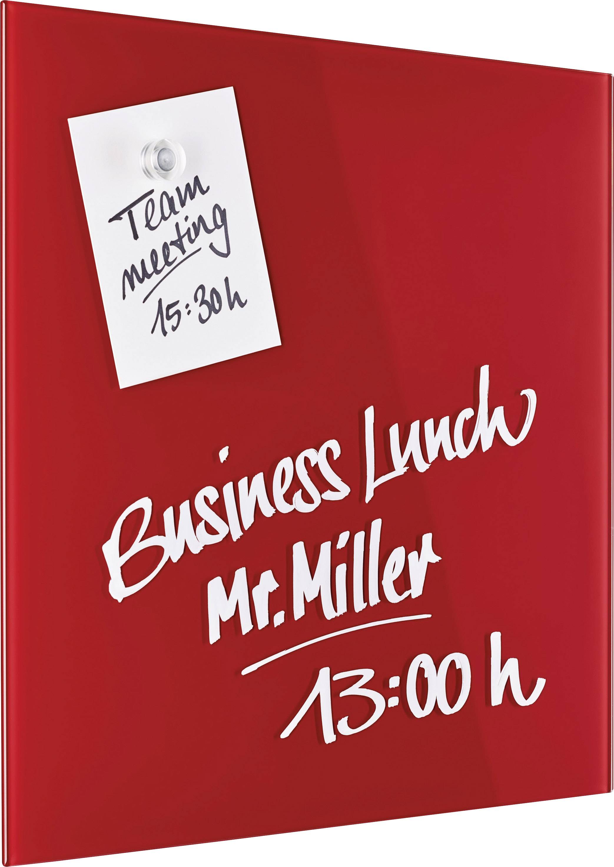 Rotes Brett mit zwei Notizen: 'Team meeting 15:30 h' auf Papier, darunter 'Business Lunch Mr. Miller 13:00 h' in weißer Schrift.