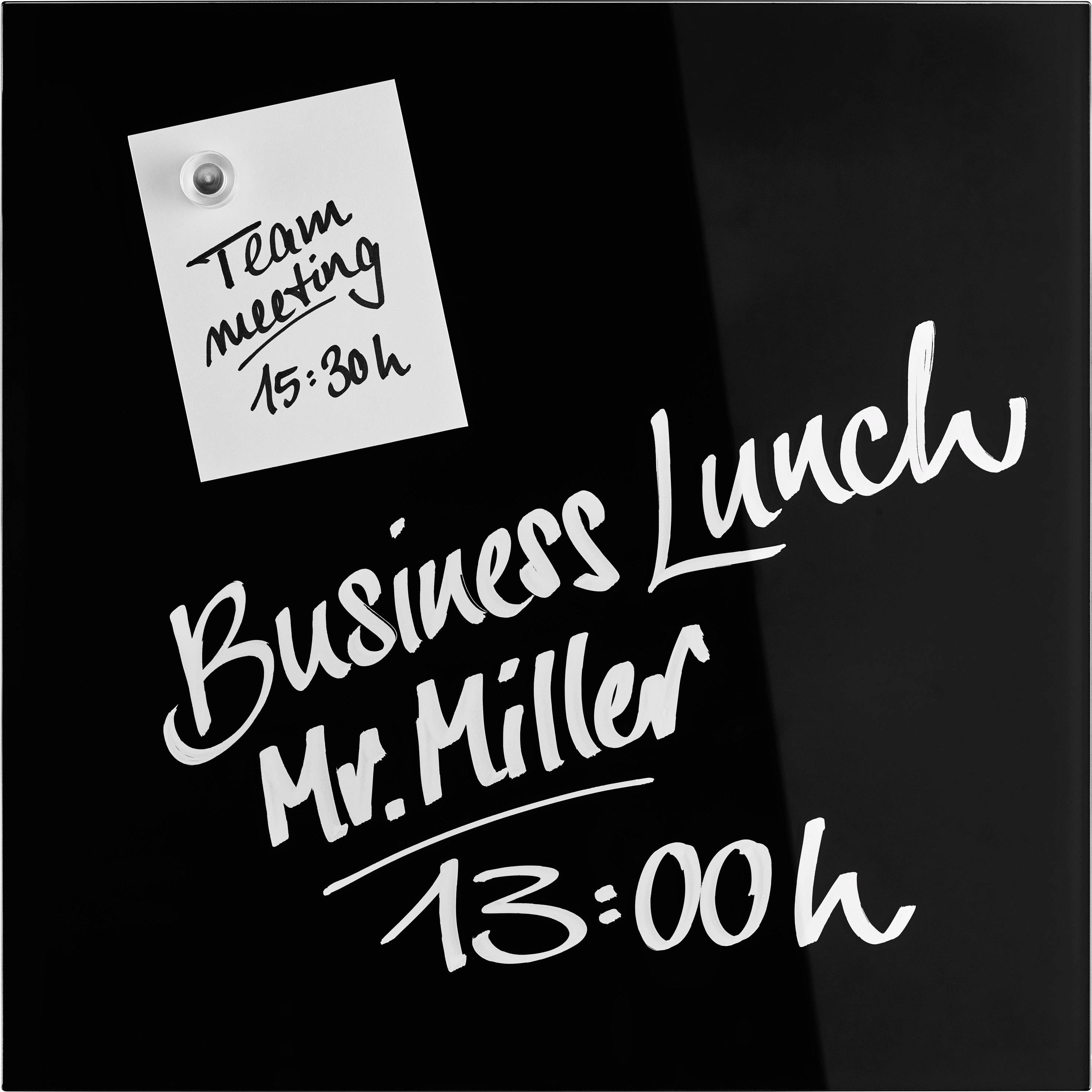 Auf einer schwarzen Tafel stehen handgeschrieben: 'Business Lunch Mr. Miller 13:00h'. Oben links klebt eine Notiz: 'Team meeting 15:30h'.