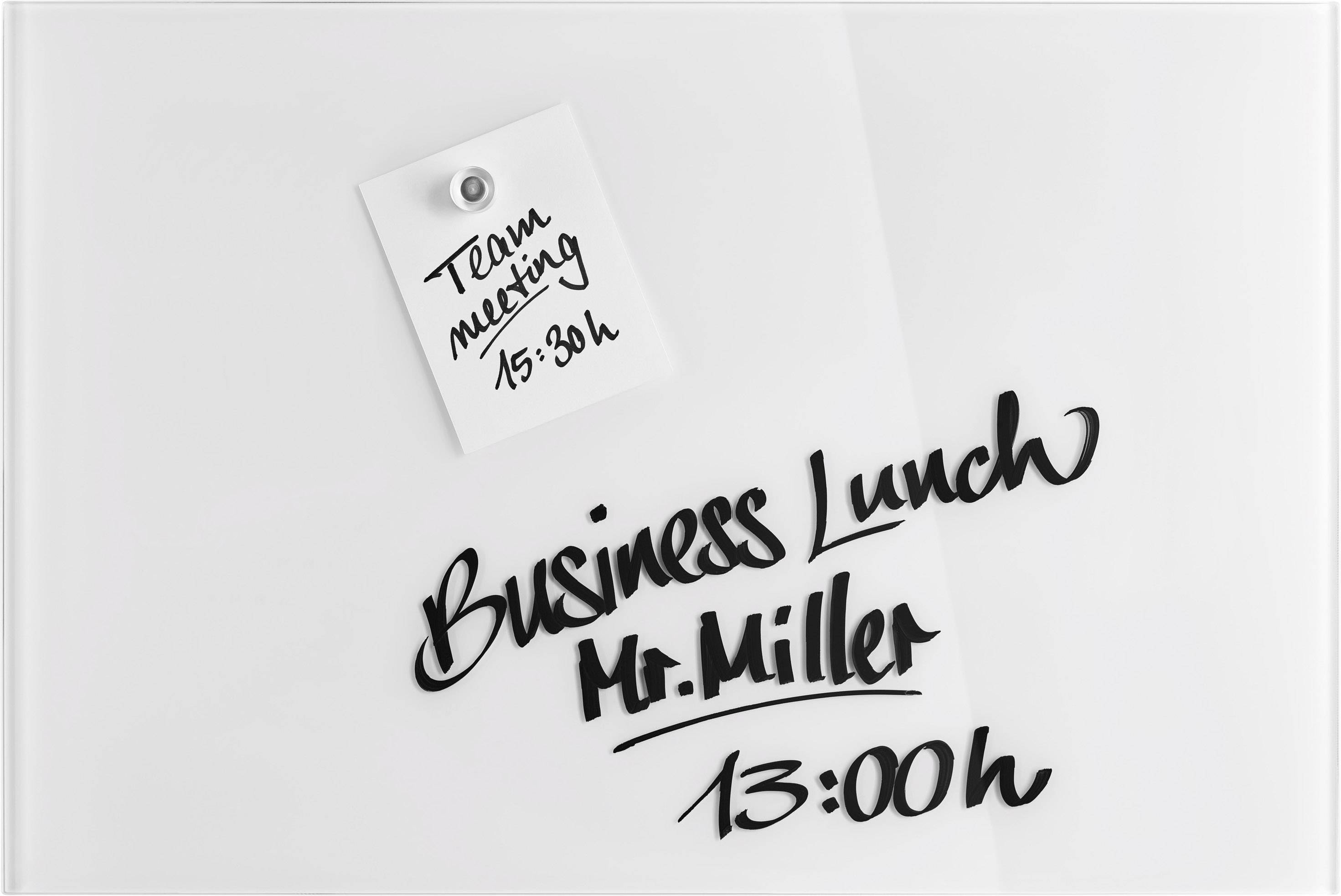 Eine weiße Tafel mit zwei Notizen: 'Team meeting 15:30h' und 'Business Lunch Mr. Miller 13:00h'.
