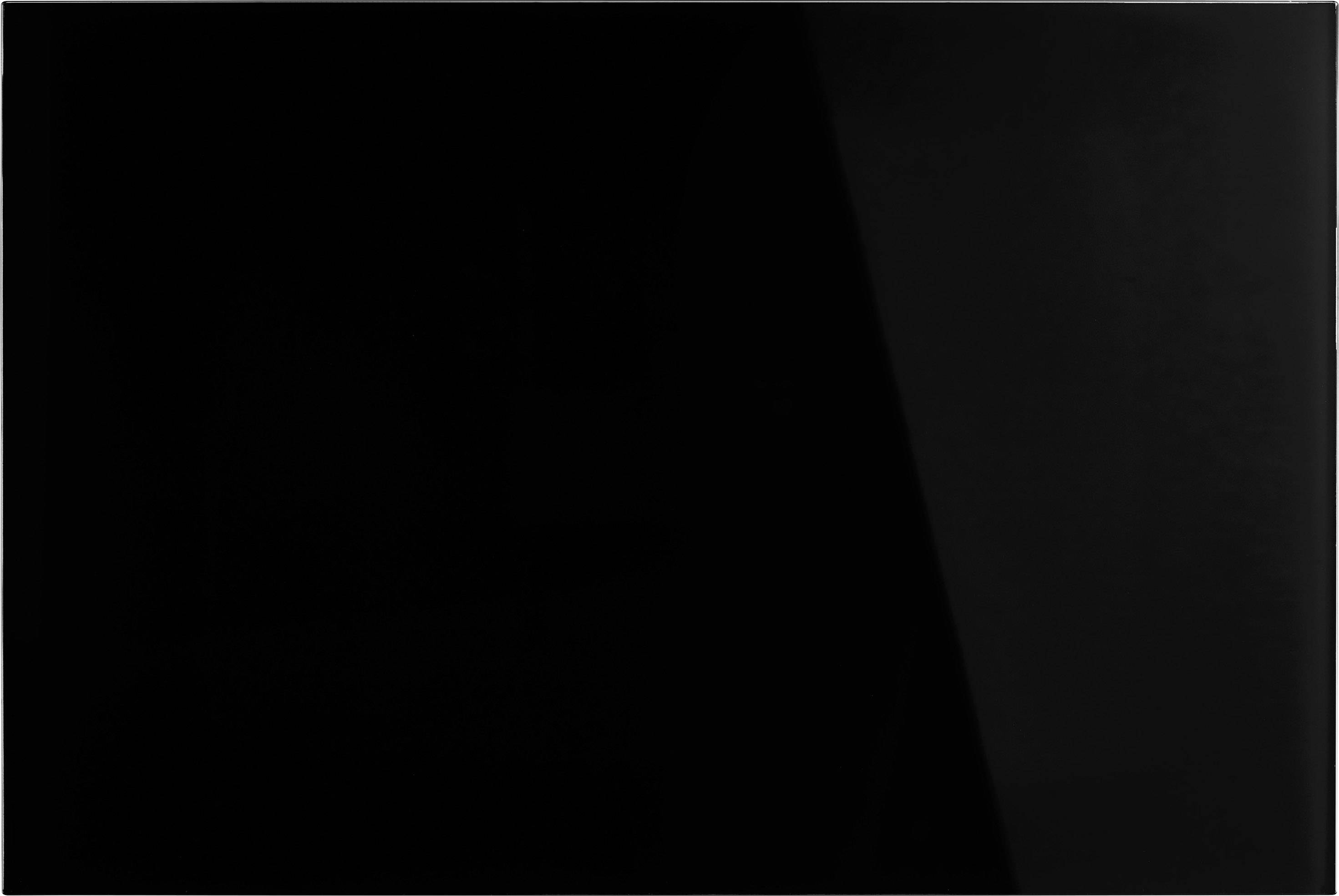 Ein vollständig schwarzes Rechteck ohne erkennbare Details oder Muster.