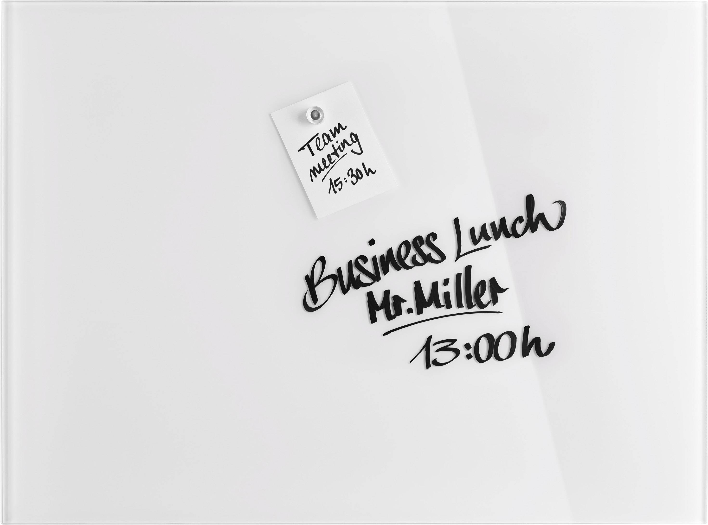 Eine weiße Tafel mit handgeschriebenen Notizen: 'Team meeting 15:30h', und 'Business Lunch Mr. Miller 13:00h'.