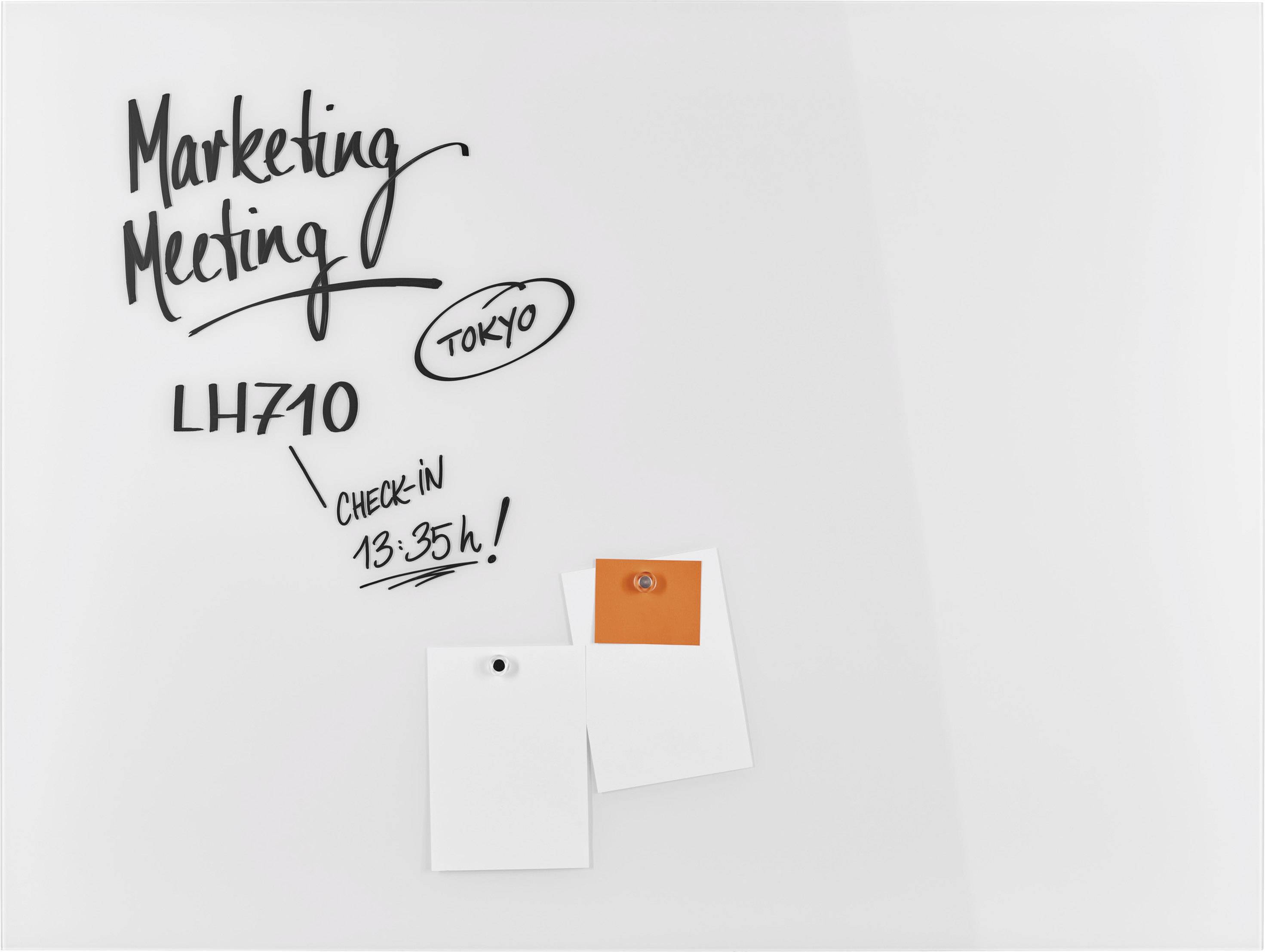 Eine weiße Wand mit handgeschriebenem Text: 'Marketing Meeting', 'LH710', 'Tokyo', 'Check-in 13:35 h'. Zwei leere Notizzettel sind angepinnt.
