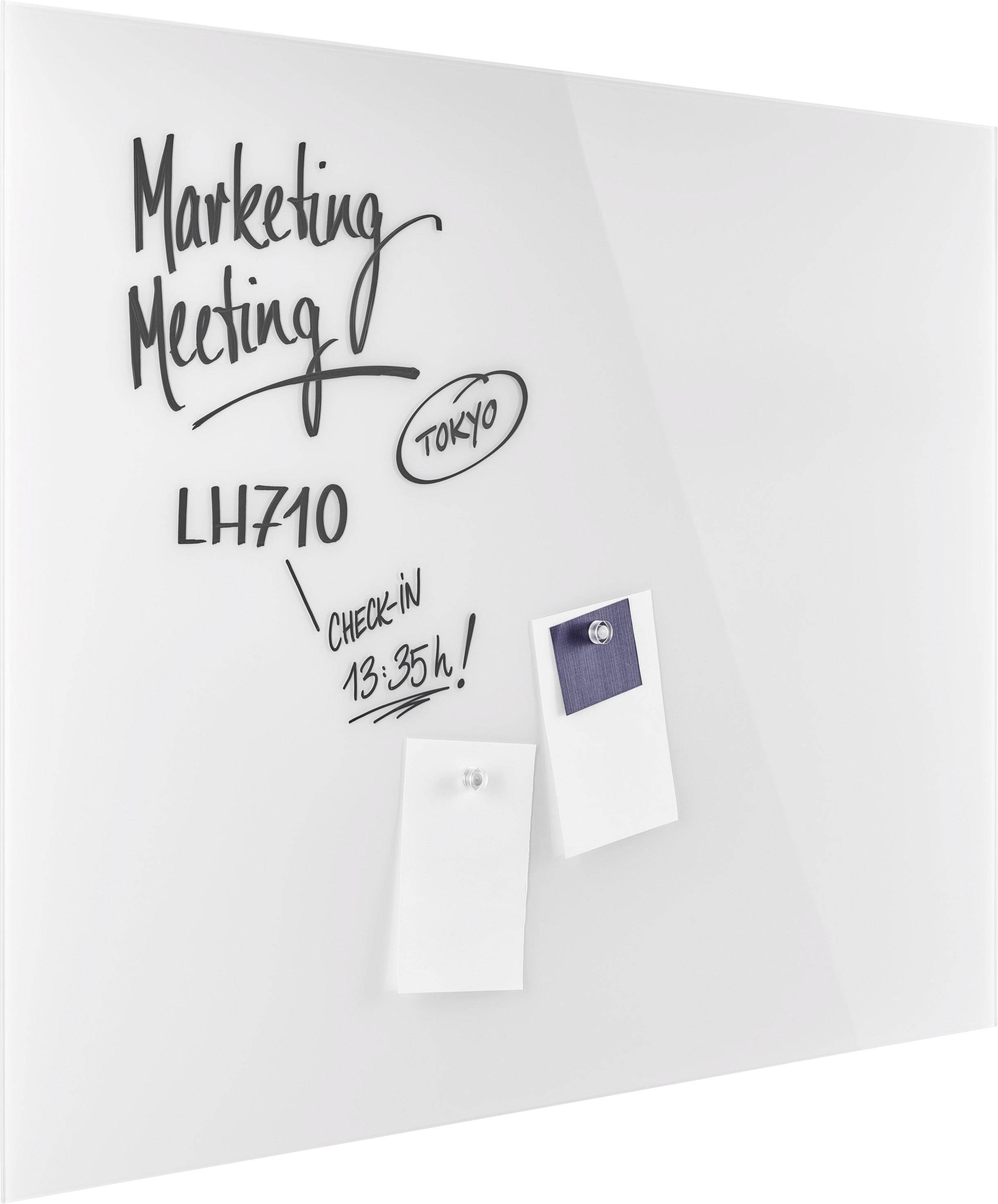 Weiße Tafel mit handschriftlichen Notizen: 'Marketing Meeting', 'Tokyo', 'LH710', 'Check-in 13:35 h'. Zwei angeheftete Zettel.