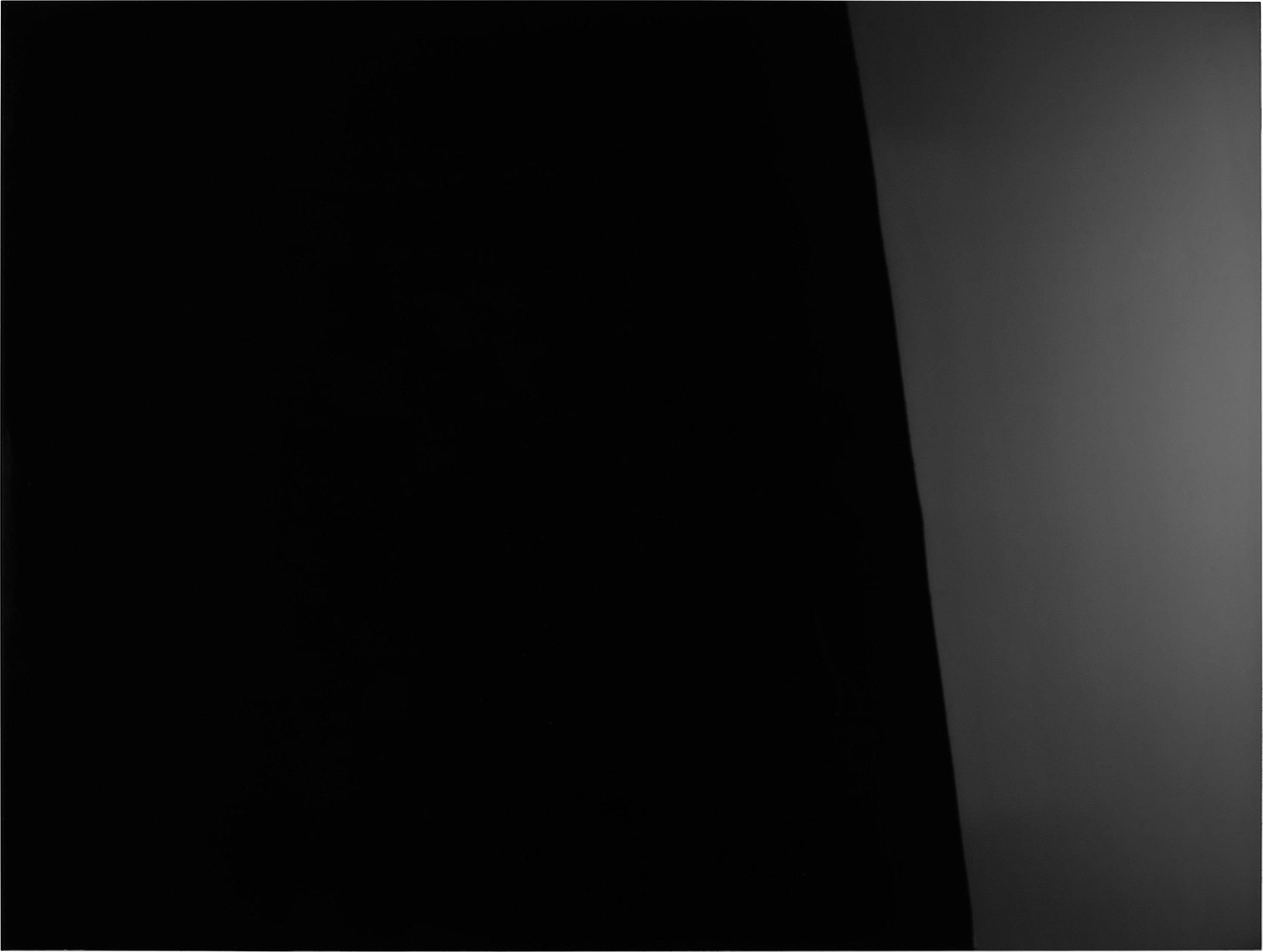 Ein rechteckiger schwarzer Bereich bedeckt den größten Teil des Bildes, mit einem grauen Streifen rechts. Keine erkennbaren Details.