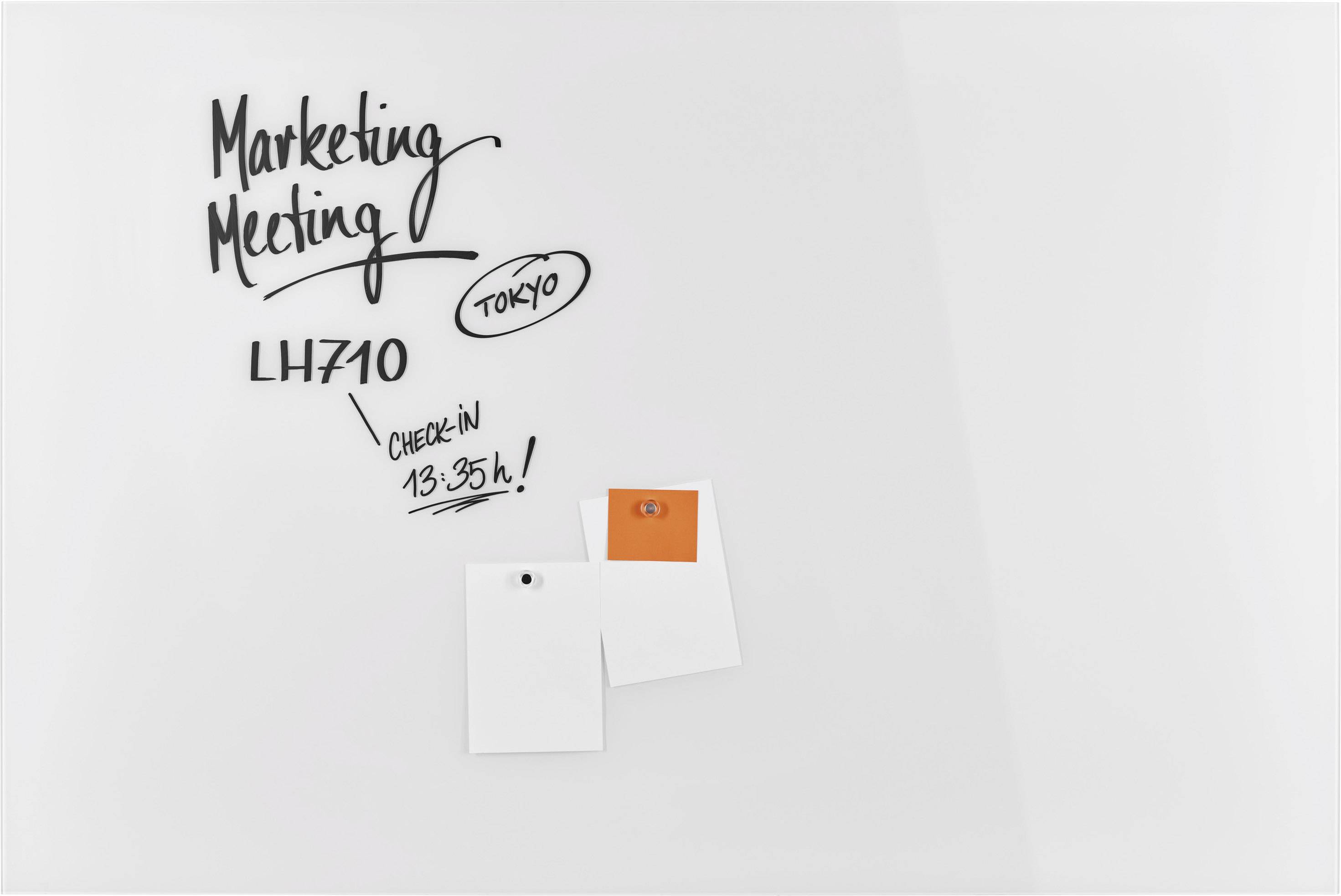 'Marketing Meeting' steht an einer weißen Wand geschrieben, mit einem Verweis auf den Flug 'LH710' nach Tokio. Uhrzeit: 13:35.
