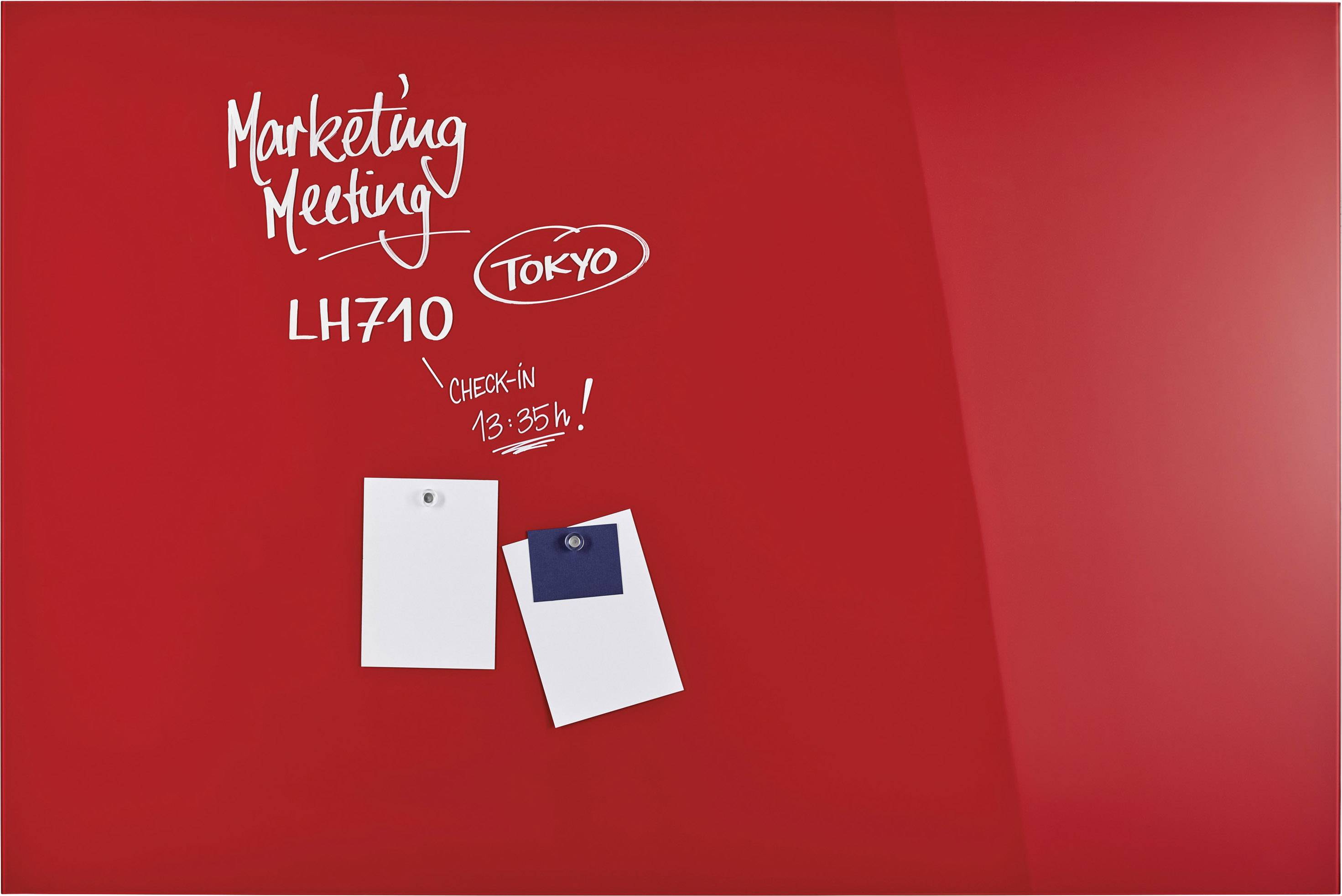 Roter Hintergrund mit handgeschriebenem Text 'Marketing Meeting LH710 Tokyo Check-in 13:35h' und zwei angepinnten Zetteln.