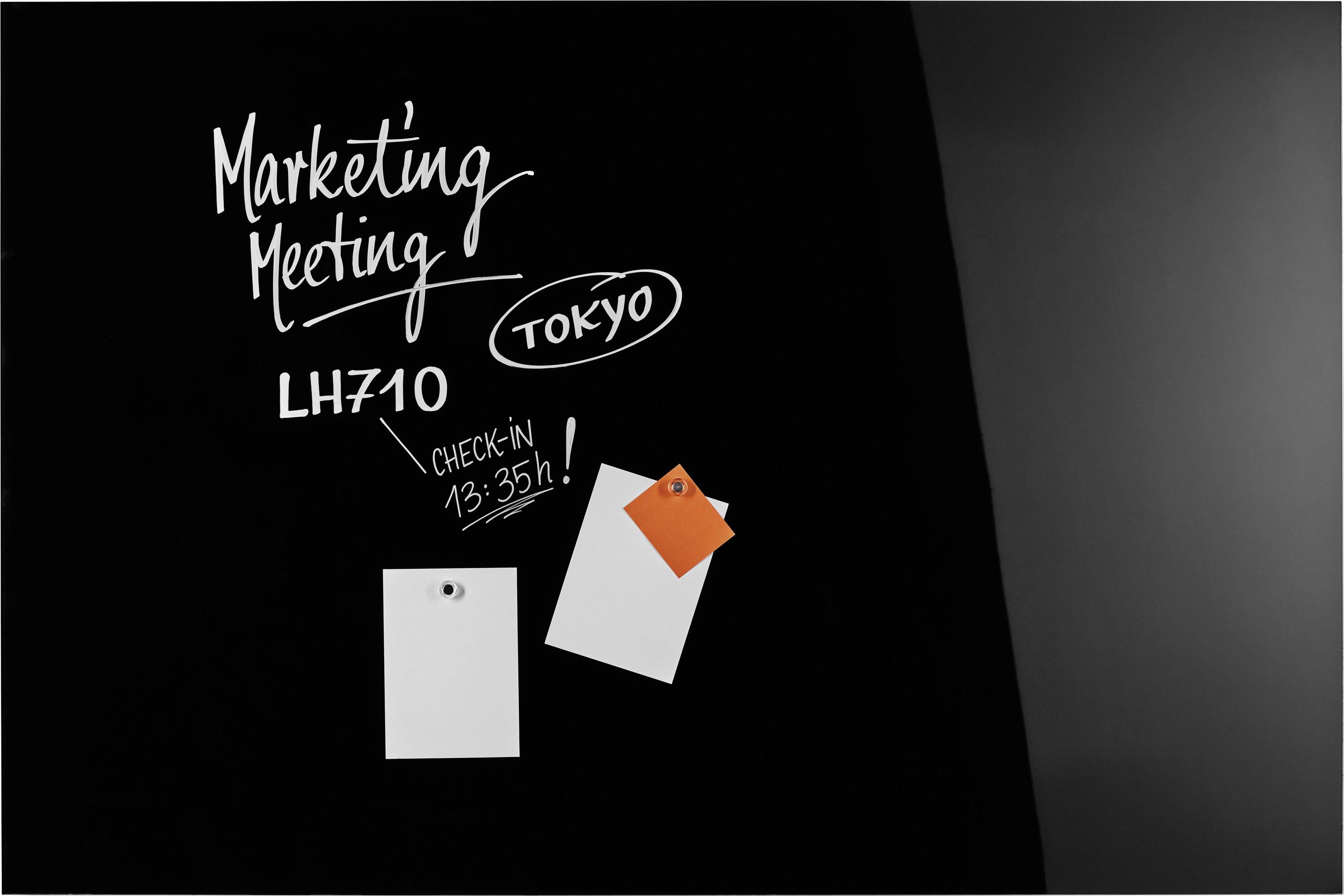 Eine schwarze Tafel mit der Aufschrift 'Marketing Meeting', 'Tokyo', 'LH710', 'Check-in 13:35h!'. Zwei Zettel sind angeheftet.