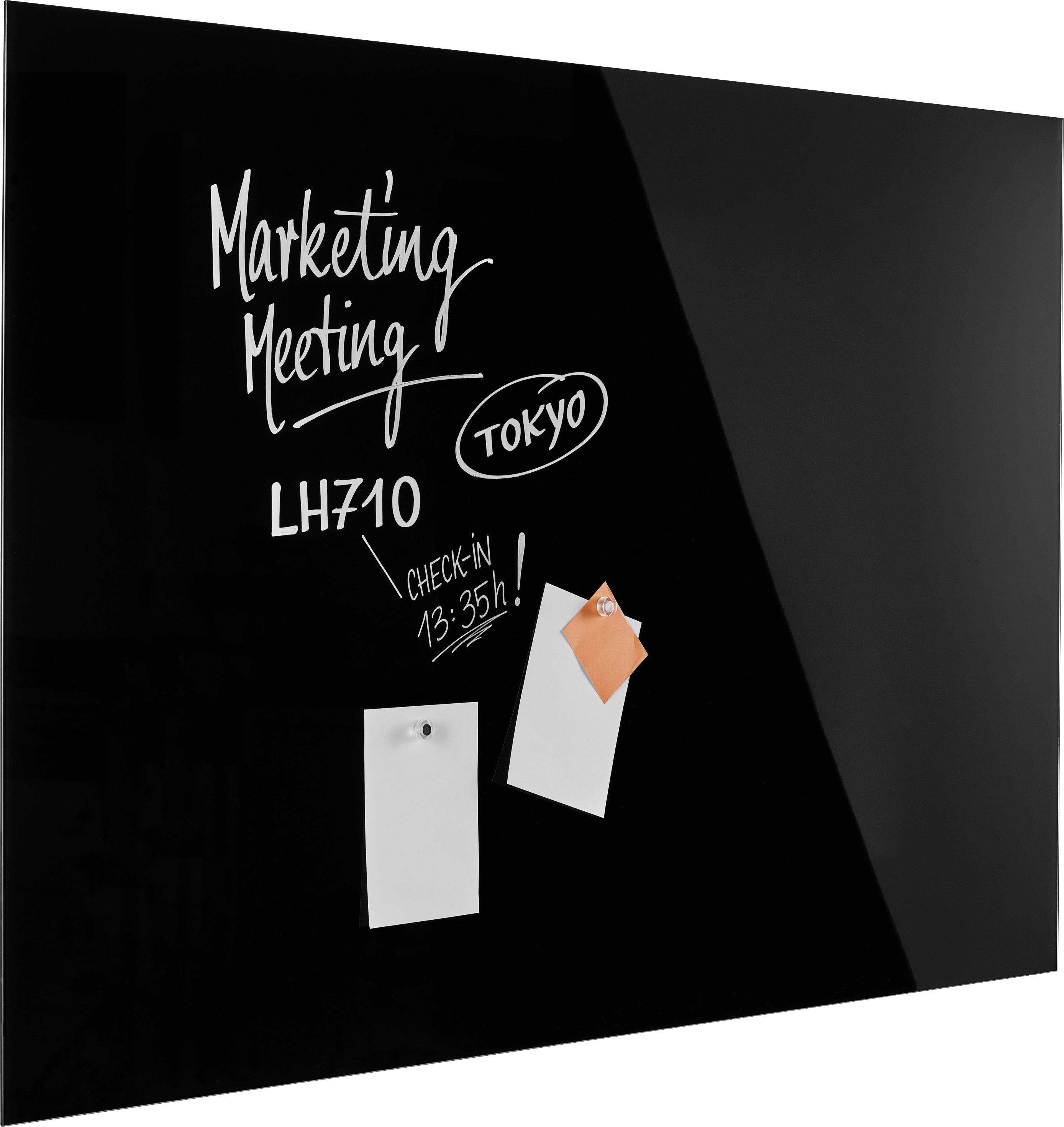 Schwarzes Whiteboard mit weißem Text: 'Marketing Meeting' und 'TOKYO'. Zwei Notizzettel sind unten angeheftet.