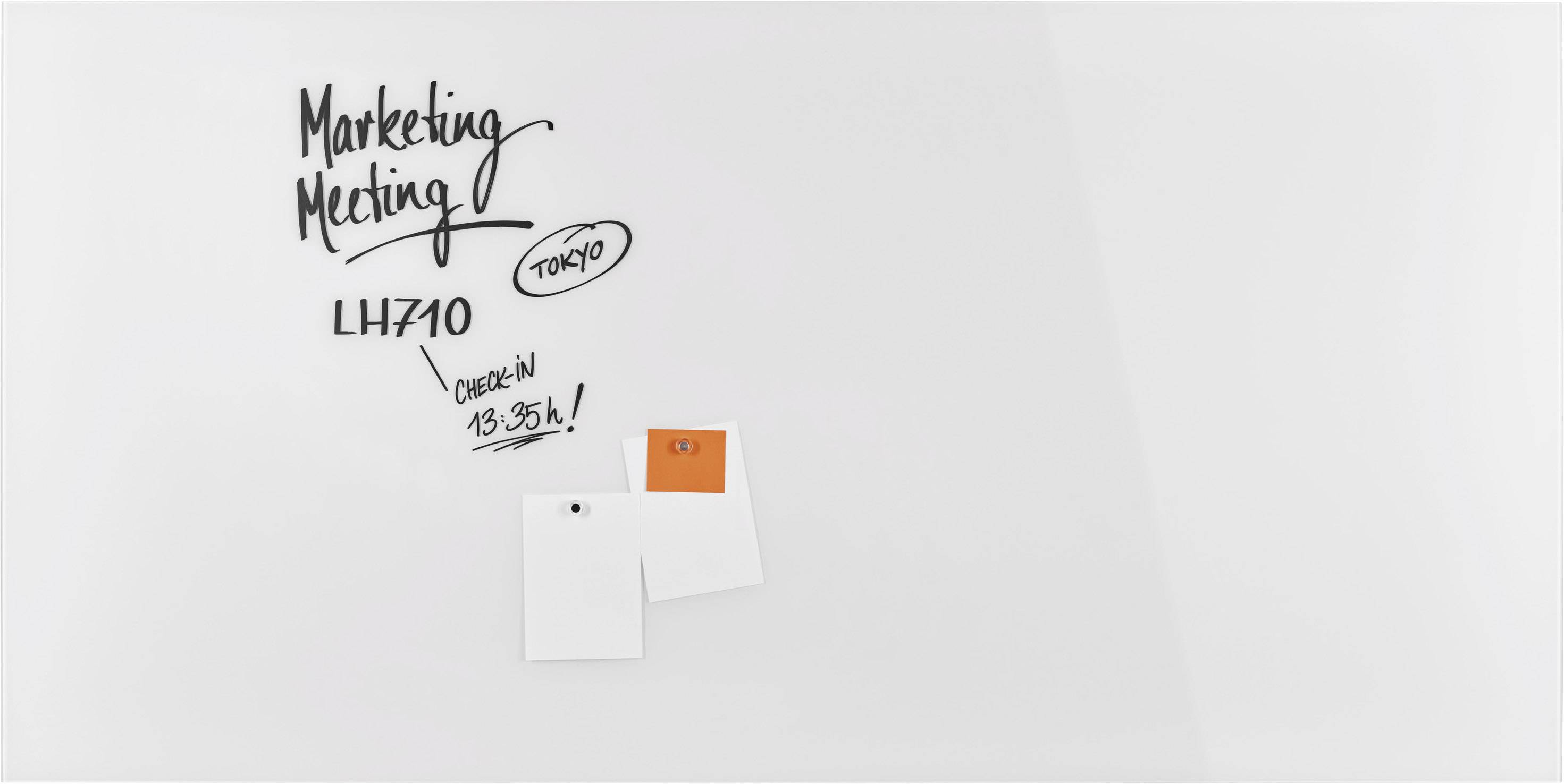 'Marketing Meeting', 'LH710', 'TOKYO', 'Check-in 13:35' steht auf einer weißen Wand. Darunter hängen zwei weiße Zettel und ein oranger Zettel.