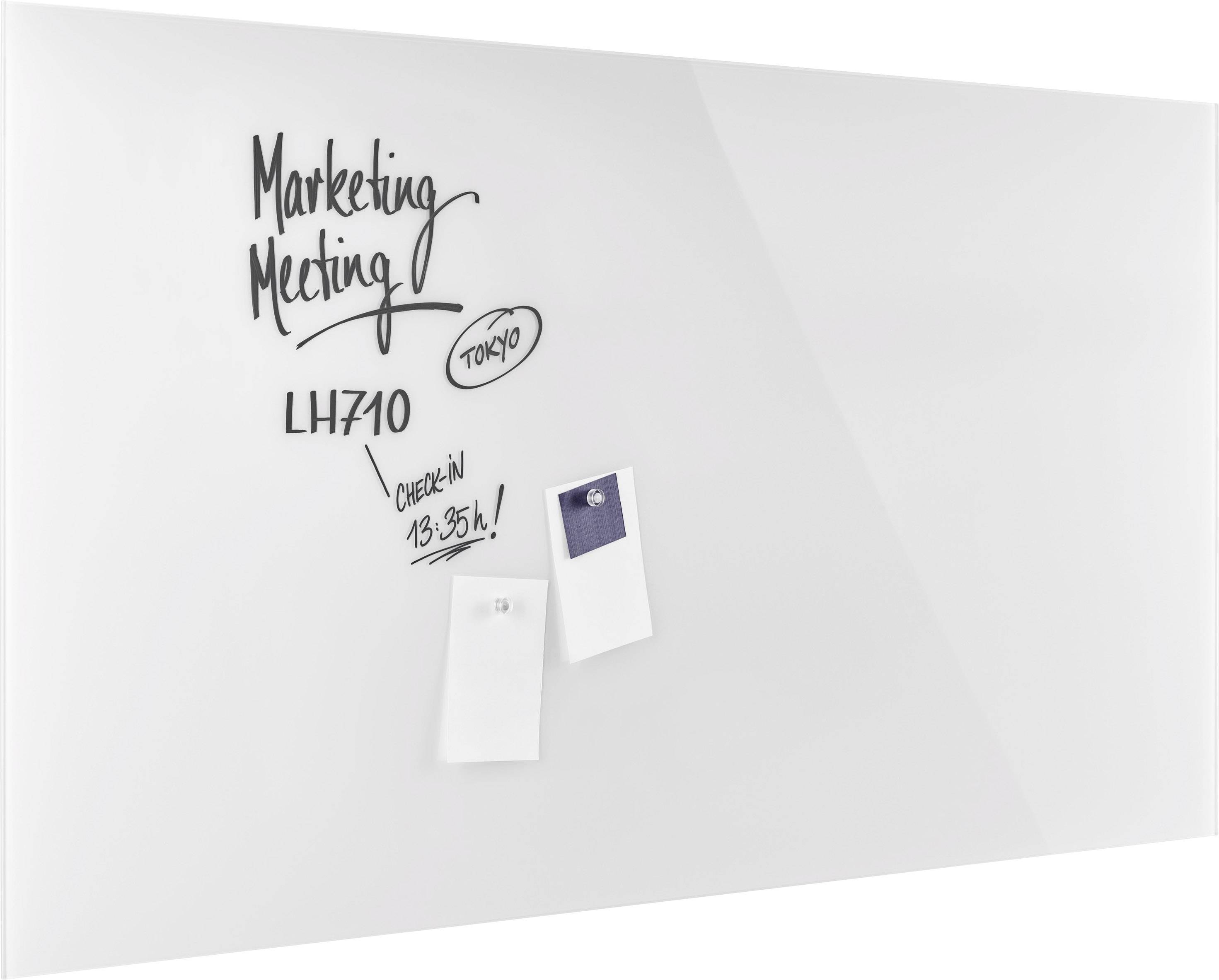 Weiße Tafel mit handgeschriebener Notiz: 'Marketing Meeting', 'Tokyo', 'LH710'. Zwei aufgehängte Papiere darunter.