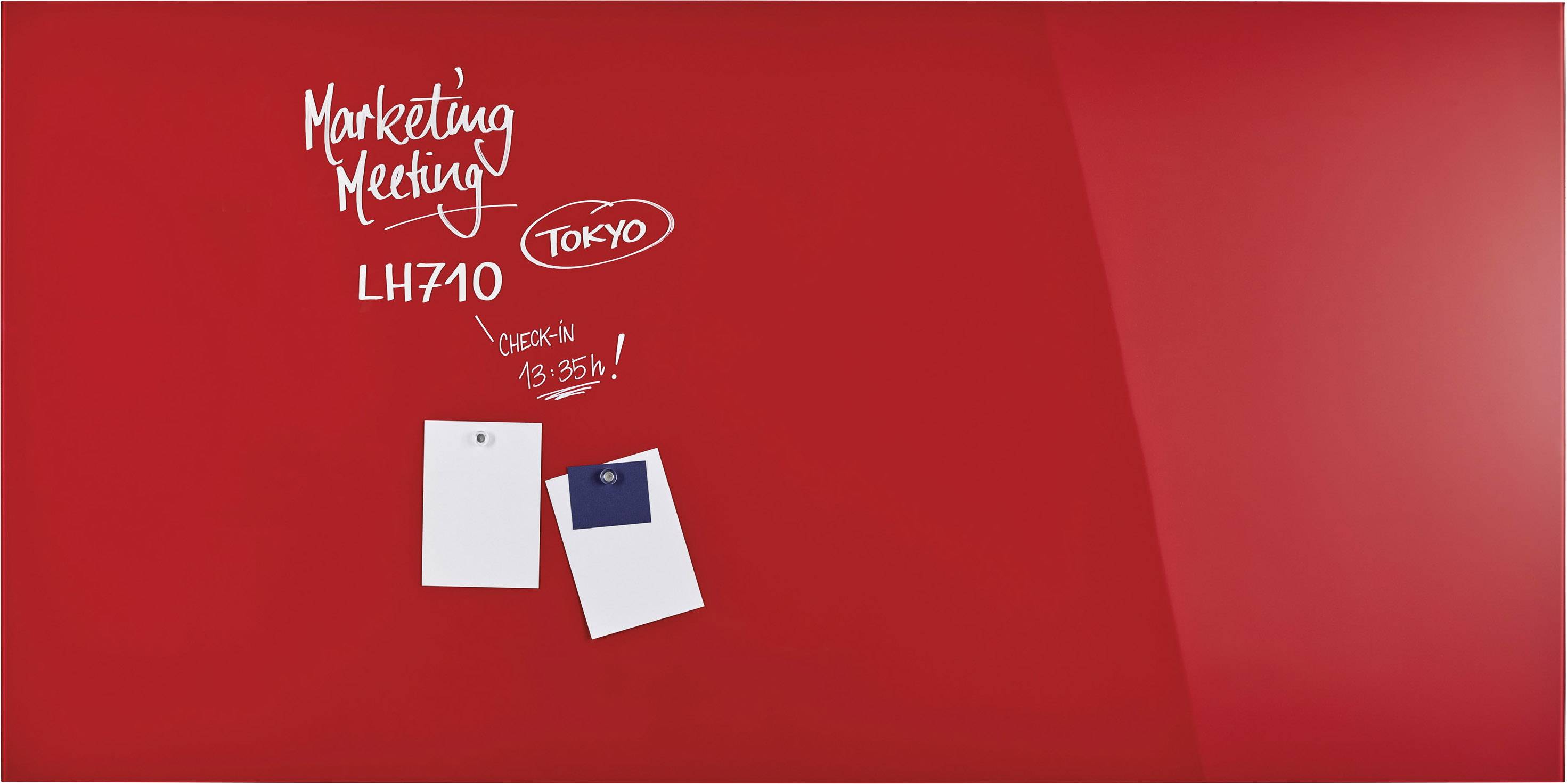 Rote Tafel mit Notizen und der Aufschrift 'Marketing Meeting LH710 Tokyo Check-in in 35 Min'.