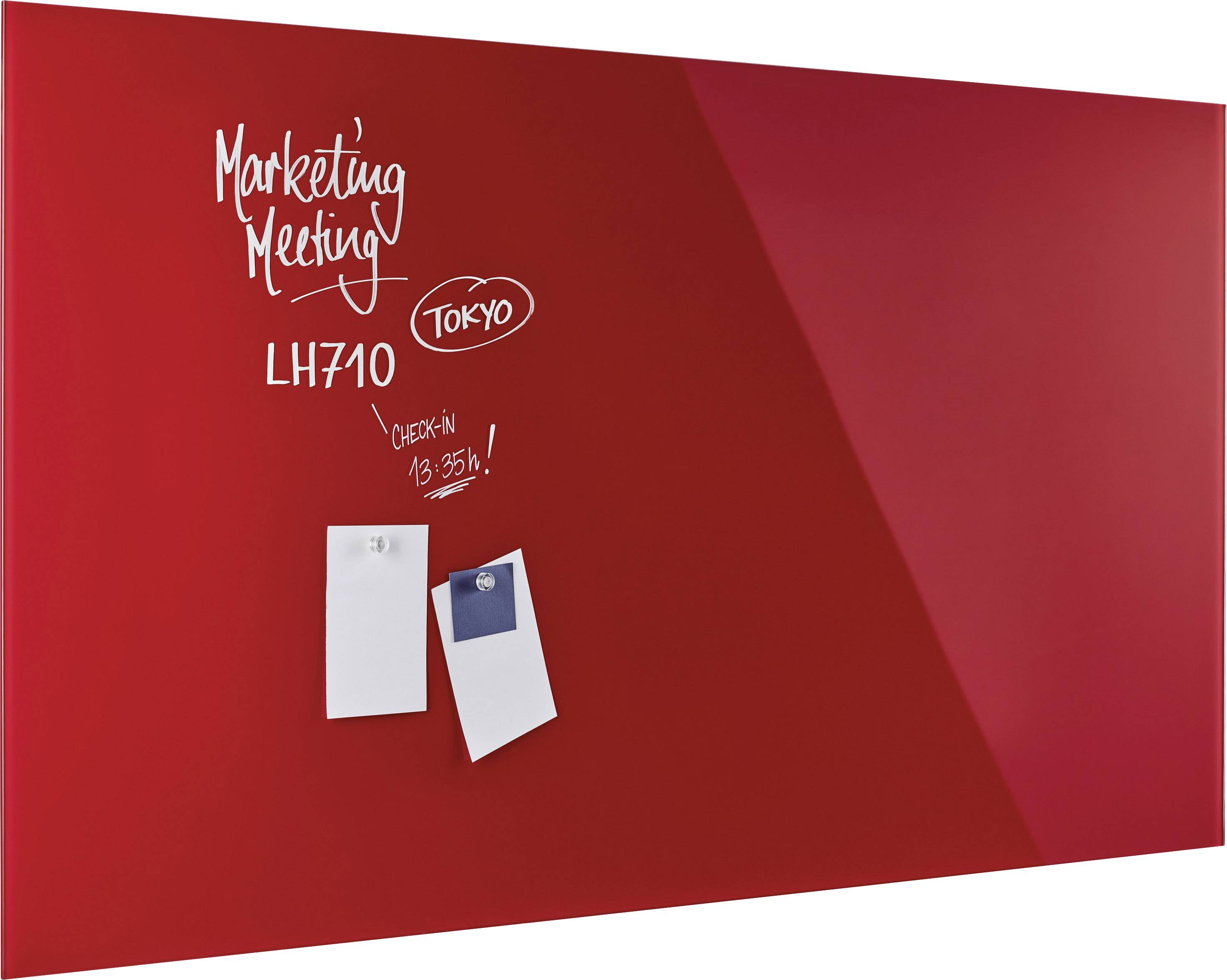 Rote magnetische Tafel mit handschriftlichen Notizen: 'Marketing Meeting', 'LH710', 'Tokyo', sowie zwei angebrachte Papierstücke.