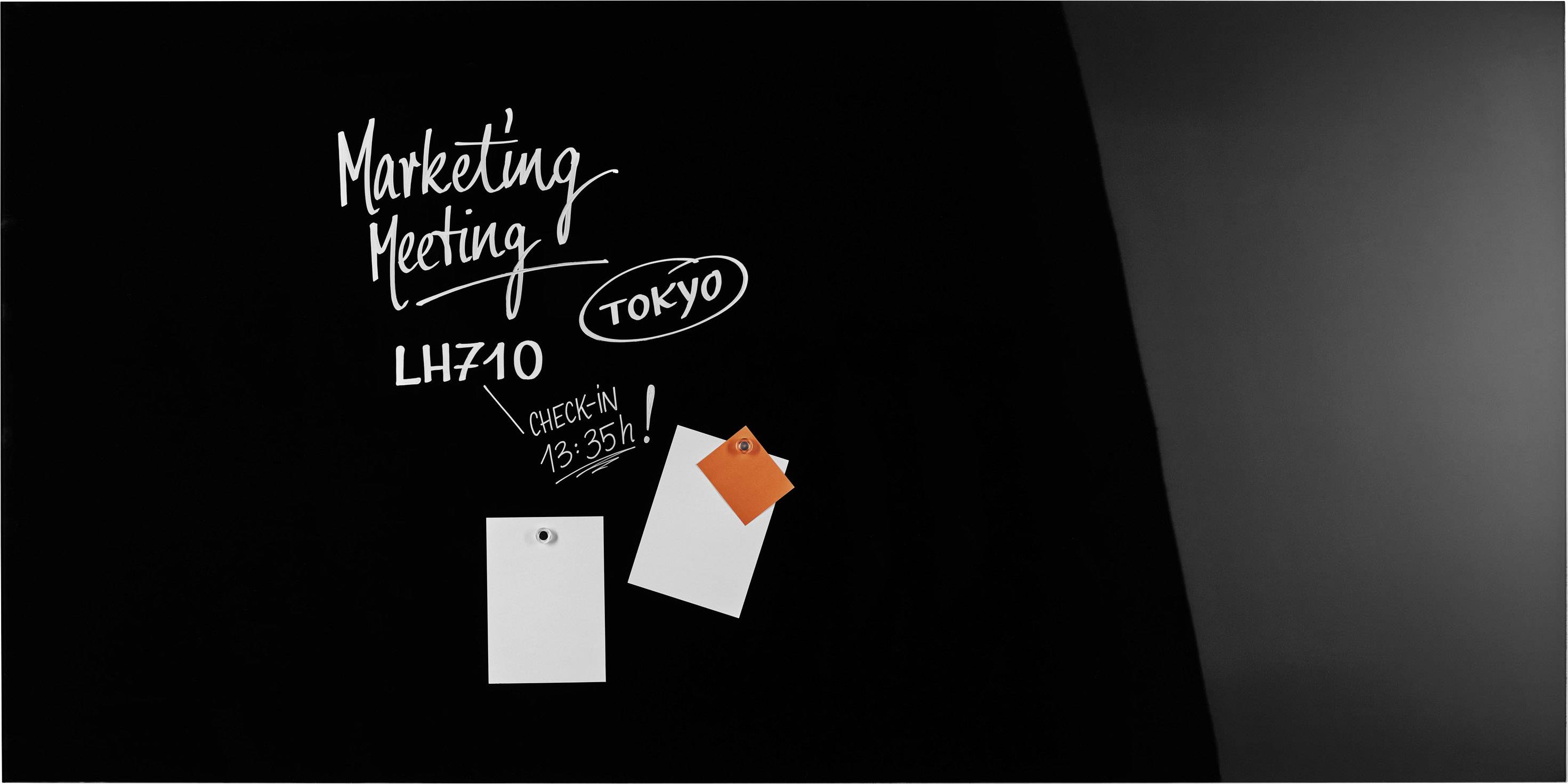'Marketing Meeting' und 'LH710 Tokyo' auf schwarzem Hintergrund, mit Notizzettel und Check-in Zeit '13:35h'.