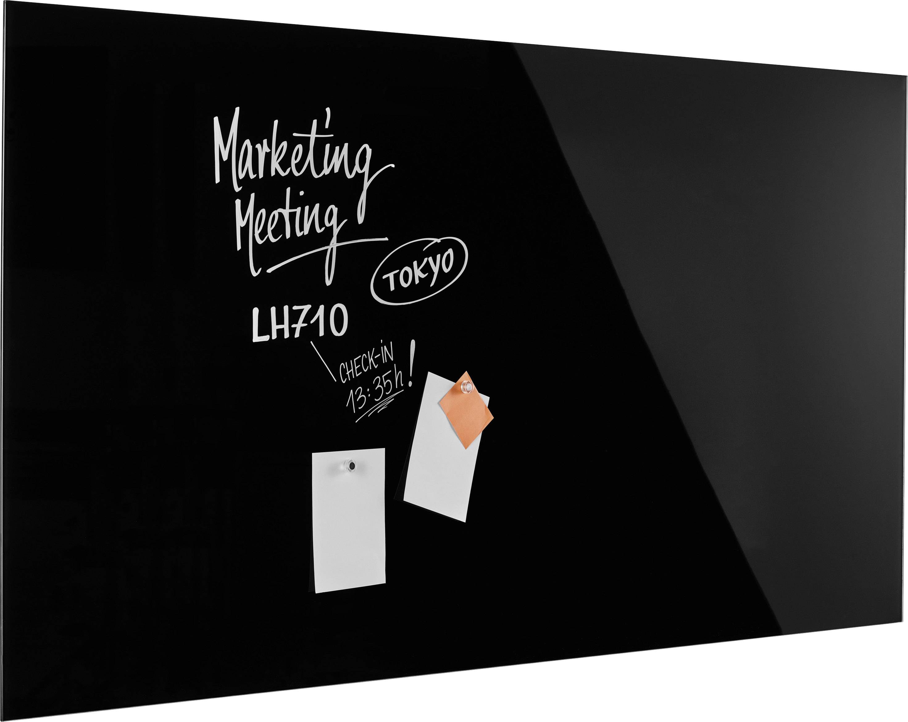 Schwarzes Whiteboard mit der Aufschrift 'Marketing Meeting', 'LH710', 'Tokyo', 'Check-in 13:35h' und zwei angehefteten Notizen.
