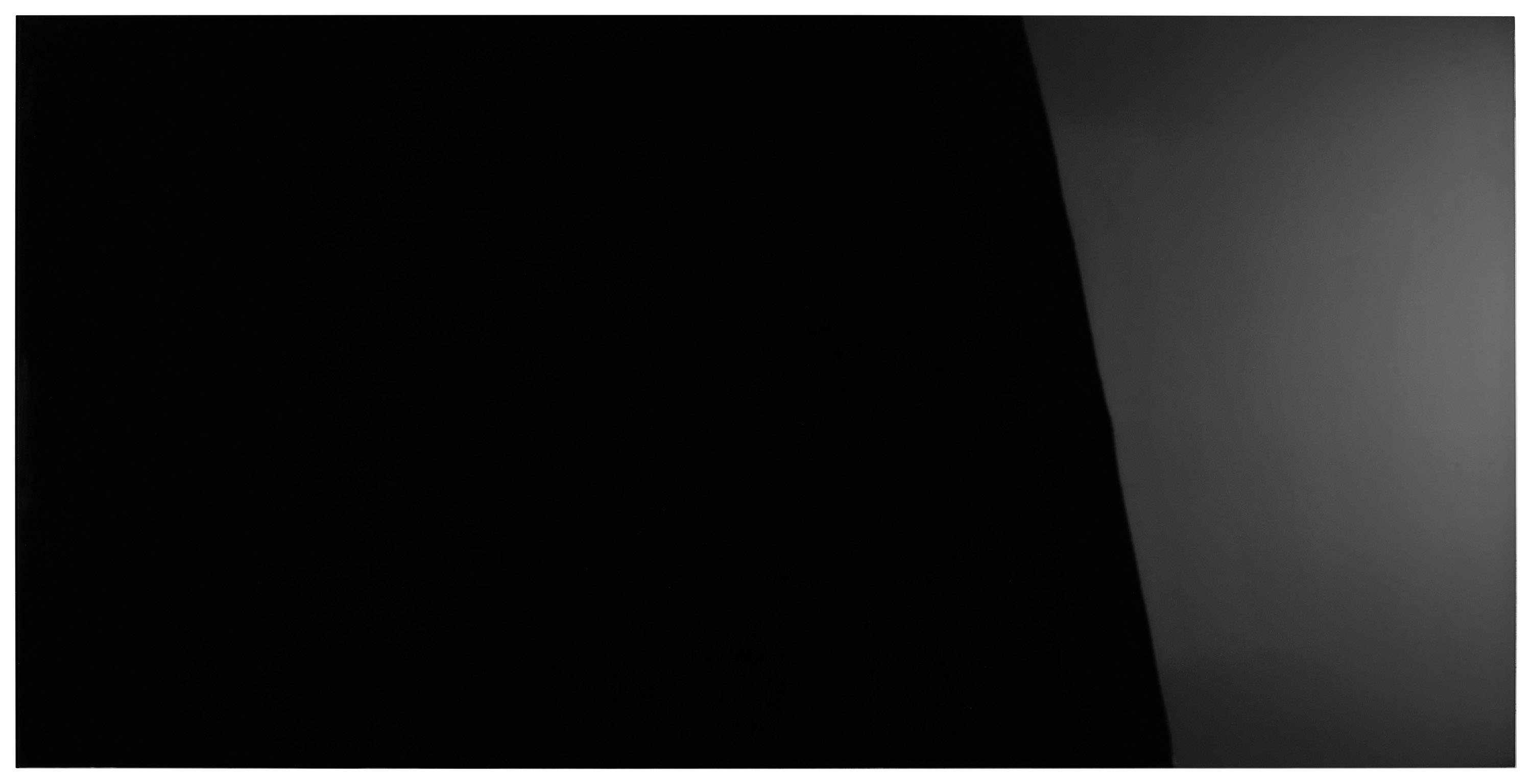 Ein minimalistisches Bild mit dominierenden schwarzen Flächen und einem schmalen, helleren Streifen rechts, ohne erkennbare Details.