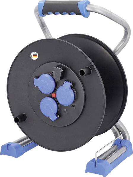 Eine schwarze Kabeltrommel mit drei blauen Steckdosen und einem roten Schalter, auf einem silbernen Gestell mit blauem Griff.