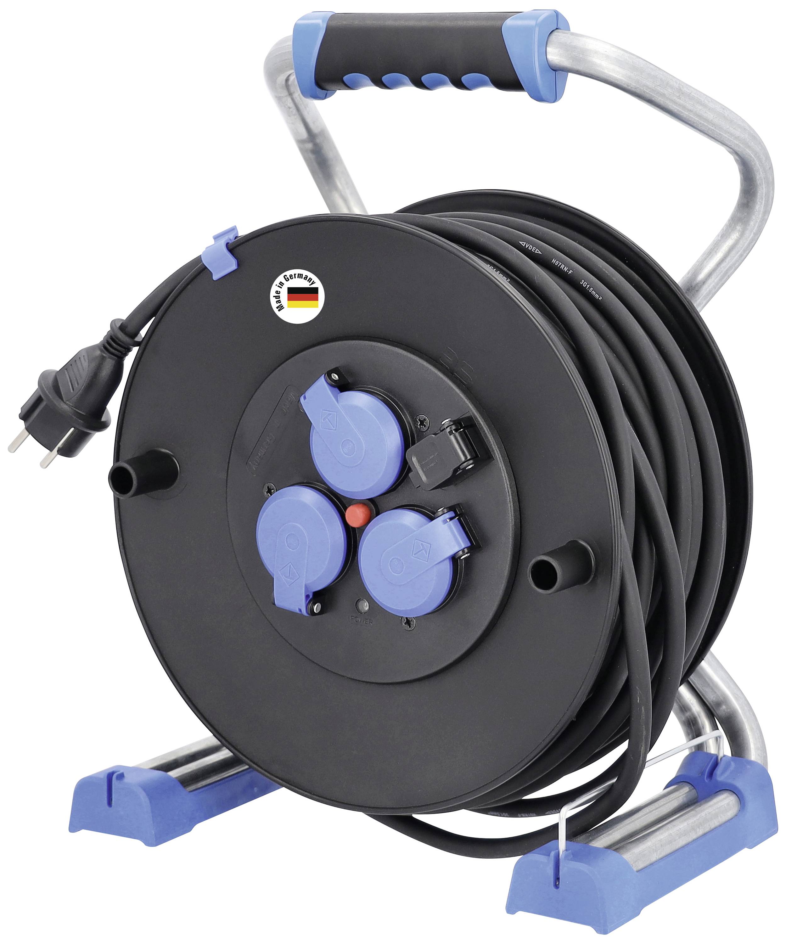 Eine schwarze Kabeltrommel mit drei blauen Steckdosen und einem deutschen Prüfzeichen. Sie ist auf einem silbernen Gestell montiert.