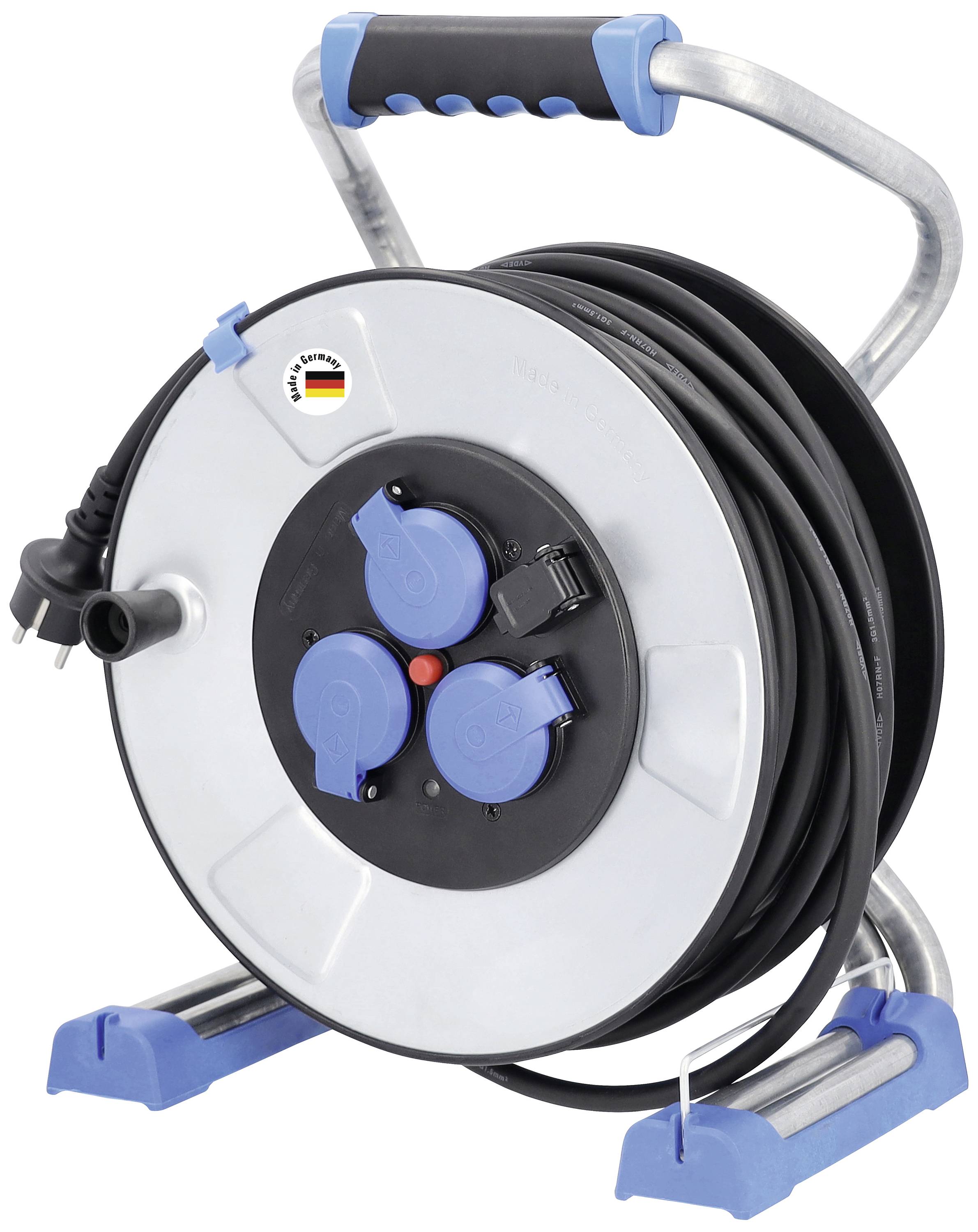 Eine Kabeltrommel mit schwarzem Kabel und drei blauen Steckdosen, steht auf einem Metallgestell mit blauem Griff und Füßen.