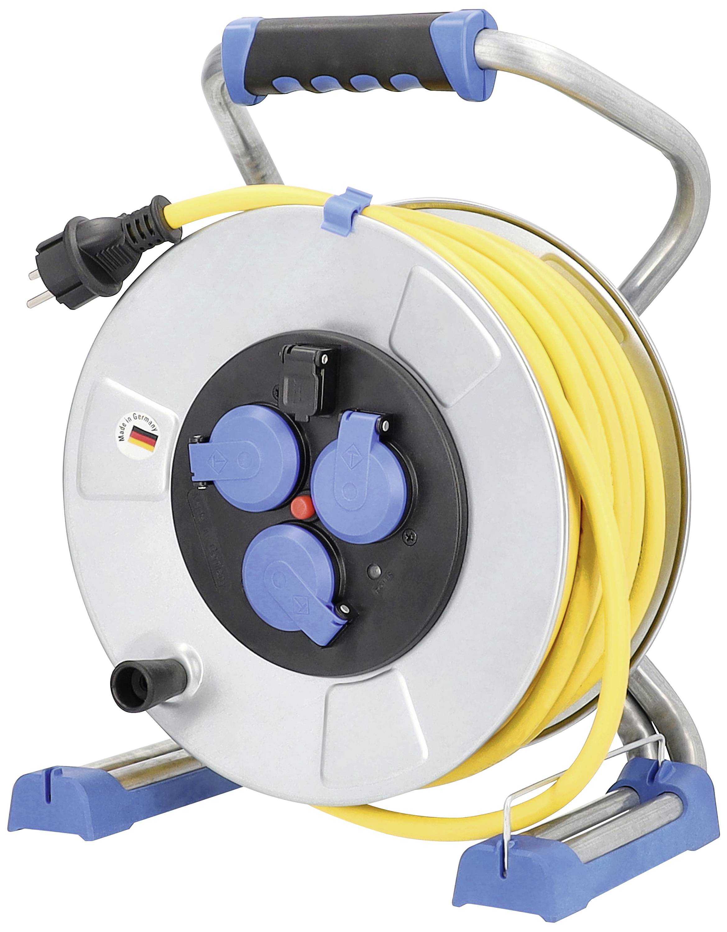 Eine Kabeltrommel mit gelbem Verlängerungskabel, drei blauen Steckdosen und einem schwarzen Stecker. Sie steht auf einem Metallrahmen.