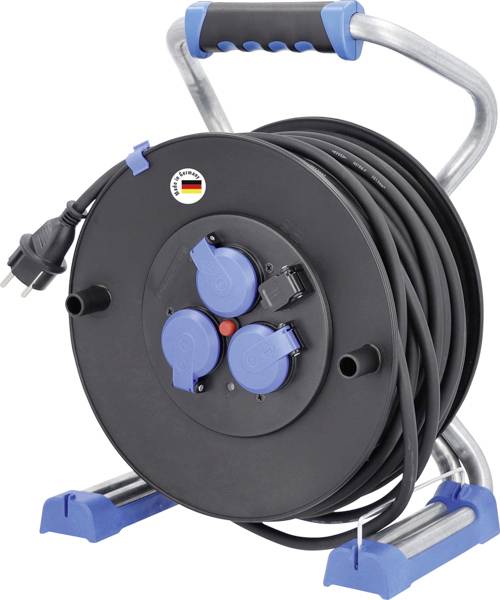 Schwarze Kabeltrommel mit drei blauen Steckdosen und einem schwarzen Netzkabel. Griff und Standfüße sind blau und grau.