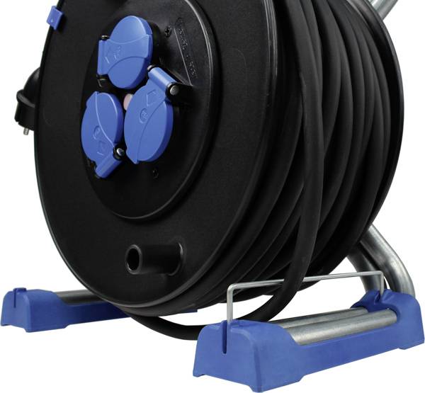 Eine schwarze Kabeltrommel mit blauen Steckdosen und aufgerolltem Kabel auf einem blauen Ständer.